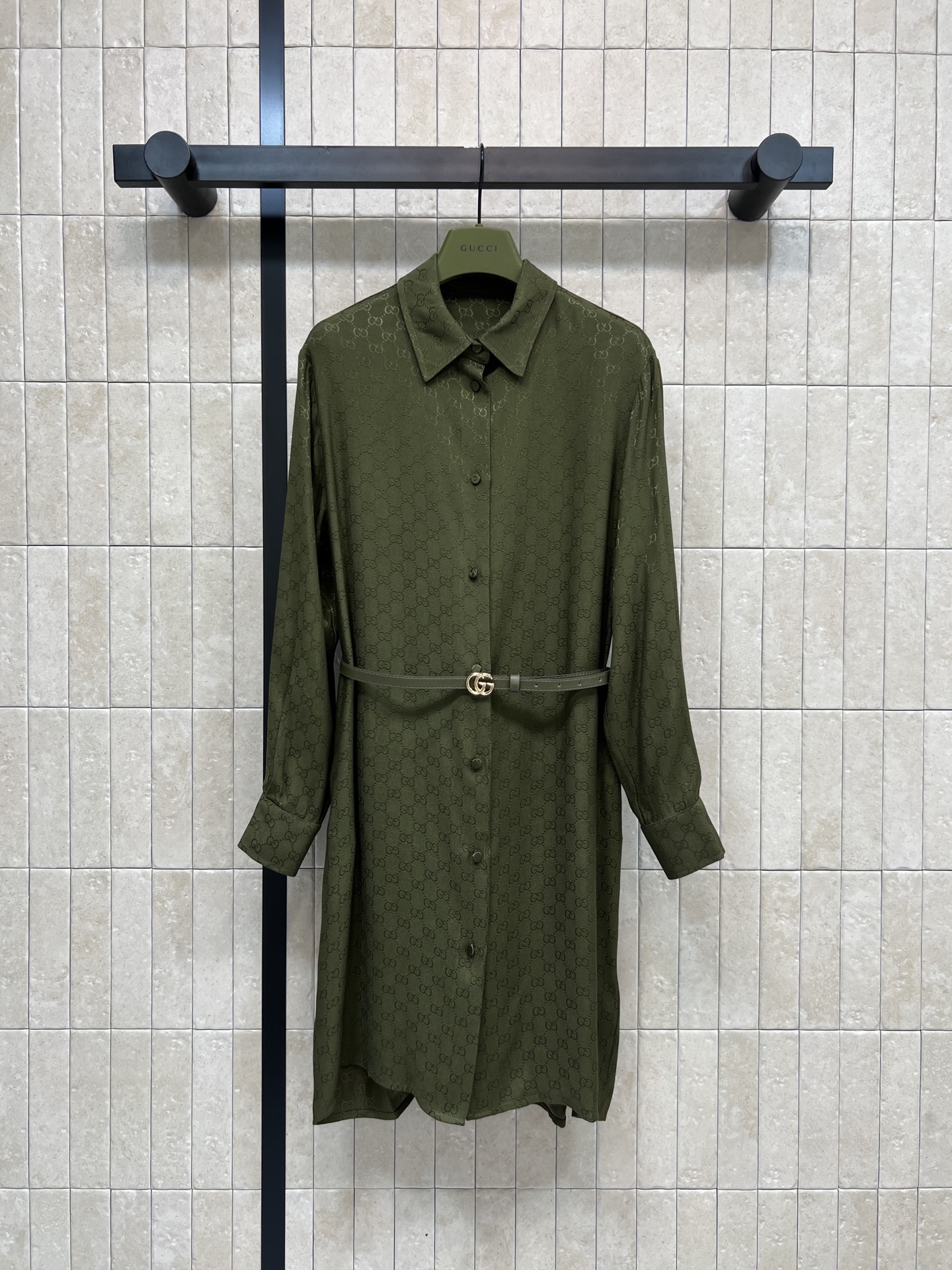 NO:609602,G Home's 26 spring and summer new style green GG jacquard shirt dress. The green color is super elegant. The classic double G jacquard pattern is low-key and recognizable. The loose shirt version is comfortable and not flattering. The belt design can be adjusted freely to easily highlight the waistline. It is versatile whether commuting or dating. It is elegant and fashionable. You will look like a goddess when you wear it!  Four sizes in one color Size/S-M-L- XL,,gucci,skirts,shirts,alexander wang19860909G家 26春夏新款 绿色GG提花衬衫连衣裙 绿色超有气质 经典双G提花图案低调又有辨识度 宽松衬衫版型 舒适不挑身材 腰带设计可自由调节 轻松凸显腰线 无论通勤还是约会都很百搭 优雅又时髦 穿上就是气场女神！一色四码Size/S-M-L- XL,,gucci,skirts,shirts,alexander wang,Women's clothing