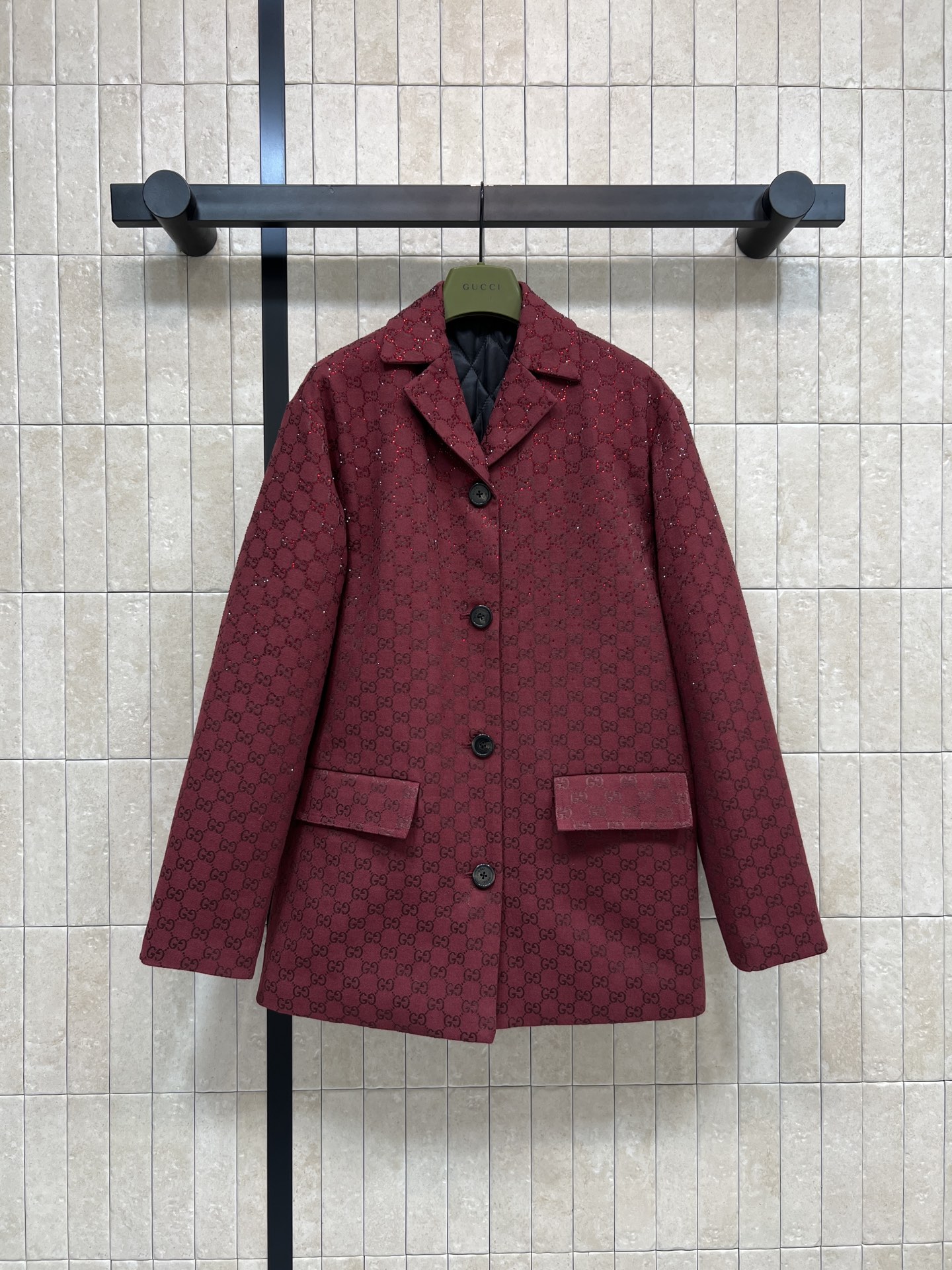 NO:609606,G Home 25 new autumn and winter style burgundy GG jacquard hot diamond suit and cotton jacket. Classic double G jacquard hot diamond design. Low-key luxury and super recognizable!  The quilted design on the inside is just right for autumn and winter. The lapel + logo buttons are simple and elegant. The two pockets are practical and fashionable. The burgundy color is elegant and atmospheric. It can be easily worn at holiday parties. Pair it with wide-leg pants or skirts to make it full of aura!  Four sizes in one color Size/S-M-L- XL,,gucci,skirts,jackets & coats,business suit,alexander wang19860909G家 25秋冬新款 酒红色GG提花烫钻西装棉服外套 经典双G提花烫钻设计 低调奢华超有辨识度！内里夹棉设计 秋冬穿刚刚好 翻领+logo纽扣 简约大方 两个口袋实用又时髦 酒红色优雅大气 节日聚会都能轻松驾驭 搭配阔腿裤或裙装 气场直接拉满！一色四码Size/S-M-L- XL,,gucci,skirts,jackets & coats,business suit,alexander wang,Women's clothing