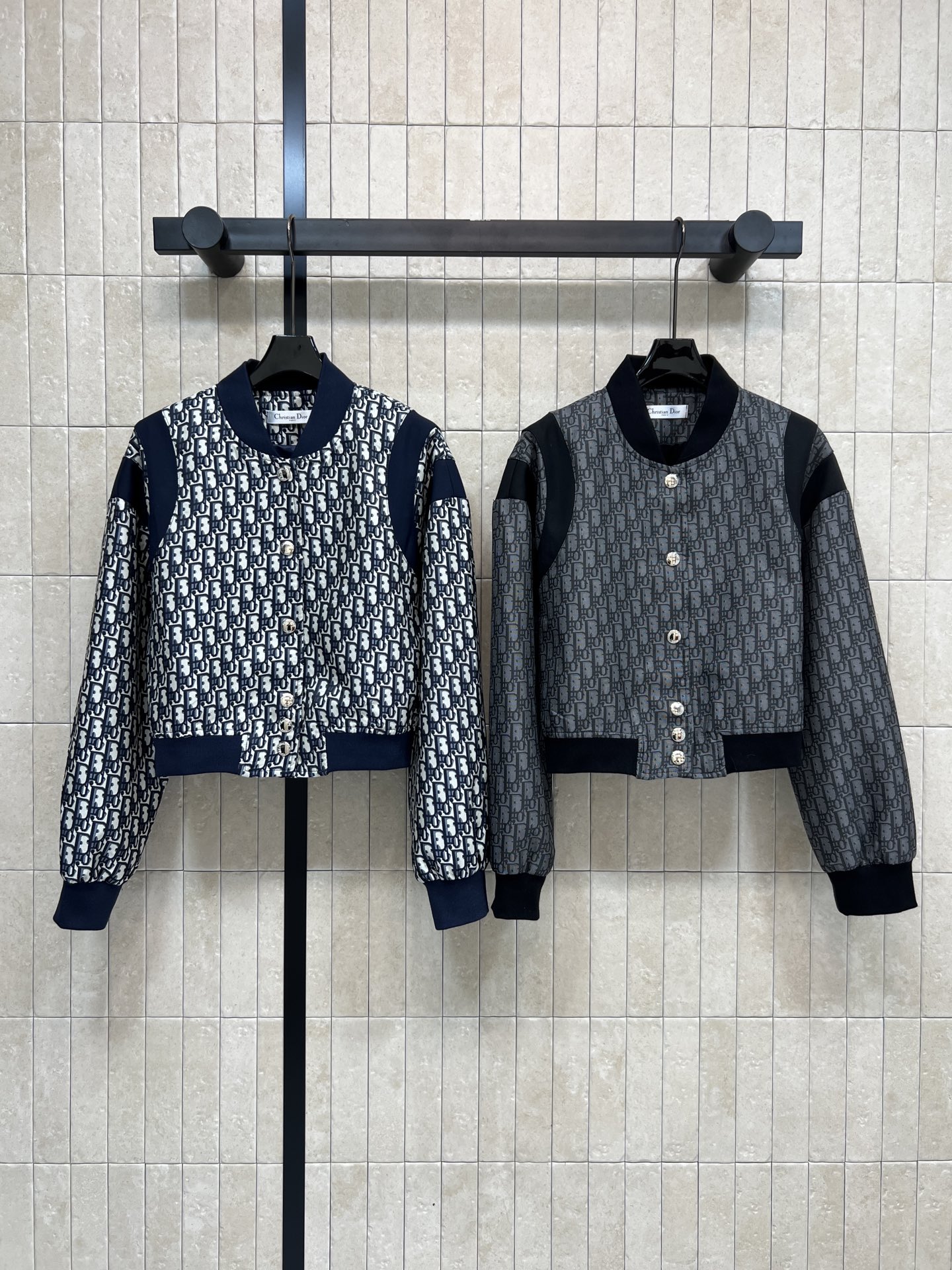 NO:610394,D Home 25 new autumn and winter style Presbyopia bomber jacket with D letter printed all over presbyopia jacquard fabric Retro and fashionable Short cut + ribbed trim Full of details Three-dimensional cut upper body is handsome, versatile and slim A must-have item for elegant ladies Original development of logo button accessories Good workmanship details Two colors and three codes Size/S-M-L,,dior,jackets & coats,jackets & coats,alexander wang19860909D家 25秋冬新款 老花飞行员夹克外套 满印D字母老花提花面料 复古又时髦 短款剪裁+罗纹饰边 细节满分 立体剪裁版型上身帅气百搭又显瘦 气质小姐姐必备单品 原版开发logo纽扣配件 做工细节到位 两色三码 Size/S-M-L,,dior,jackets & coats,jackets & coats,alexander wang,Women's clothing