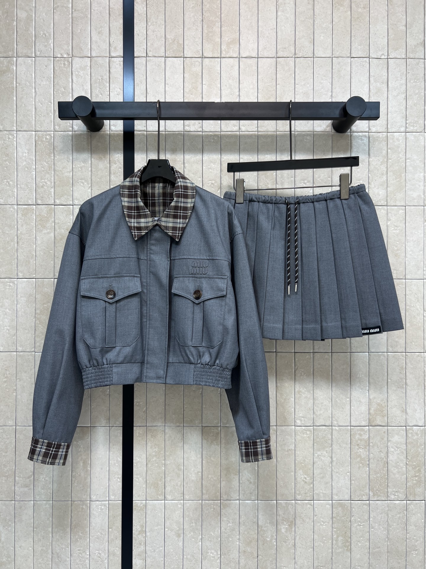 NO:610406,MIU's 25 new autumn and winter style plaid lapel jacket + pleated skirt, short jacket design + plaid splicing, full of retro British feel, warm and textured, the plaid details on the lapel and cuffs are super layered!  A set that matches the upper body is practical and good-looking. It can be easily used for commuting and leisure~elegant and casual getv one color and three codes SML,,miumiu,skirts,jackets & coats,jackets & coats,alexander wang19860909MIU家 25秋冬新款 格纹翻领夹克外套+百褶短裙 短款夹克设计+格纹拼接 复古英伦感满满 保暖又有质感 翻领和袖口格纹细节超有层次感！一套搭配上身实用又好看 通勤休闲都能轻松驾驭～优雅随性getv 一色三码SML,,miumiu,skirts,jackets & coats,jackets & coats,alexander wang,Women's clothing