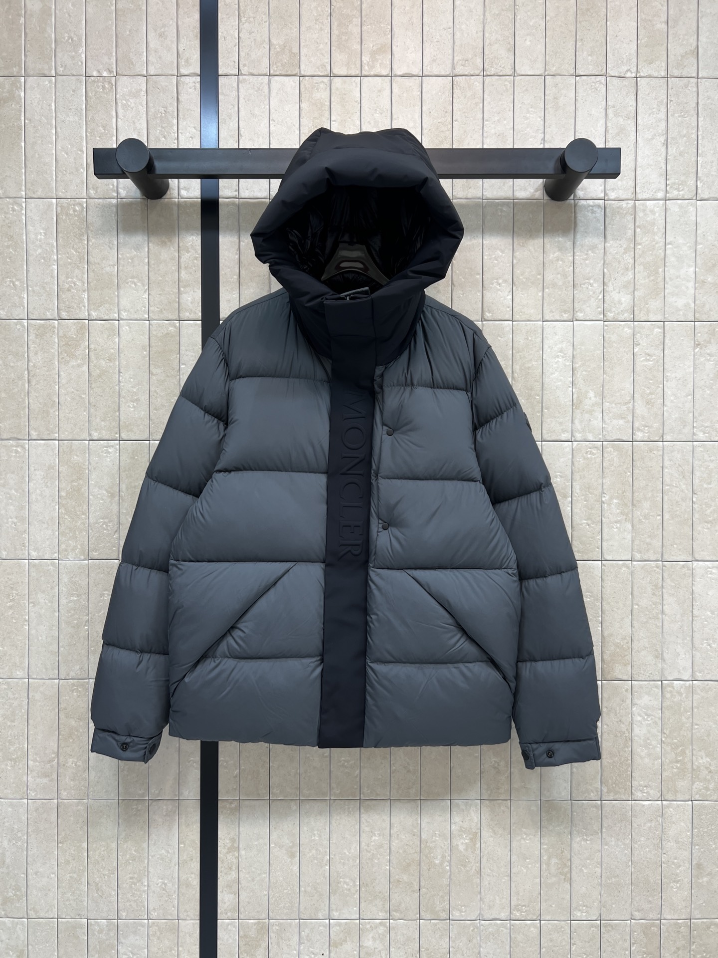 NO:610436,Equipped with dust bag MO Home 25 new autumn and winter style Black Warrior down jacket Black label series National standard 90 white duck down filling fluffy and not bulky hood + zipper pocket + adjustable cuffs perfect score for practicality!  3D embossed logo on the placket, low-key luxury, available in black and charcoal gray, suitable for both men and women, perfect for outdoor use in winter or daily travel, two colors and four codes, 1-2-3-4-5,,down jacket,hats,alexander wang19860909配防尘袋MO家 25秋冬新款 黑武士羽绒服 黑标系列 国标90白鸭绒填充 蓬松不臃肿 连帽+拉链口袋+可调节袖口 实用性满分！门襟3D浮雕Logo 低调奢华 黑色和碳灰色可选 男女都能穿 冬季户外或日常出行都超适合 两色四码 1-2-3-4-5,,down jacket,hats,alexander wang,Women's clothing