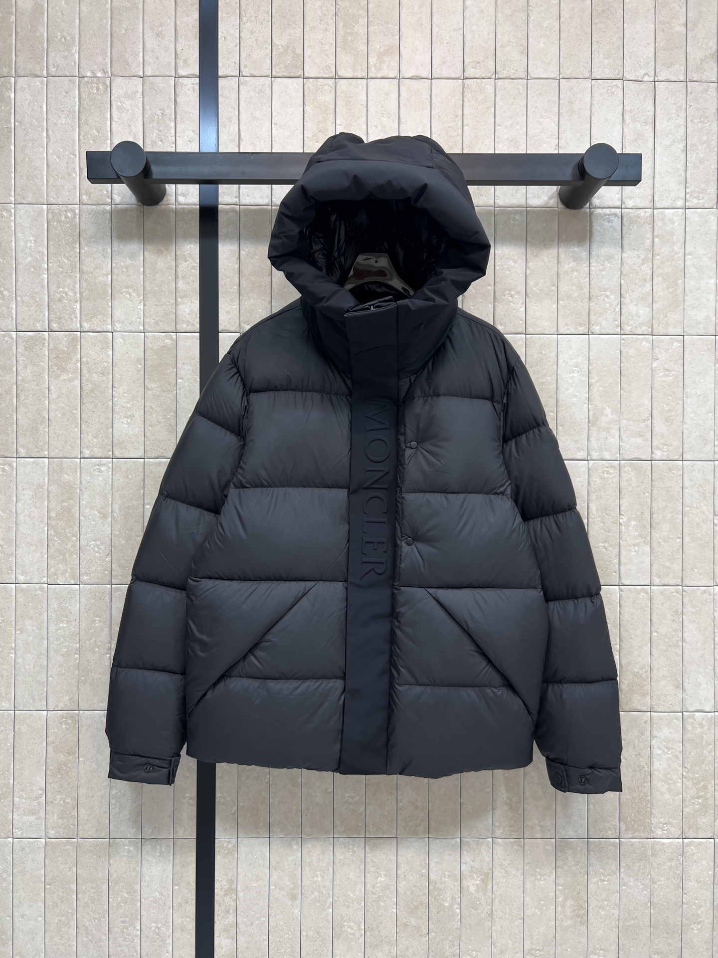 NO:610444,Equipped with dust bag MO Home 25 new autumn and winter style Black Warrior down jacket Black label series National standard 90 white duck down filling fluffy and not bulky hood + zipper pocket + adjustable cuffs perfect score for practicality!  3D embossed logo on the placket, low-key luxury, available in black and charcoal gray, suitable for both men and women, perfect for outdoor use in winter or daily travel, two colors and four codes, 1-2-3-4-5,,down jacket,hats,alexander wang19860909配防尘袋MO家 25秋冬新款 黑武士羽绒服 黑标系列 国标90白鸭绒填充 蓬松不臃肿 连帽+拉链口袋+可调节袖口 实用性满分！门襟3D浮雕Logo 低调奢华 黑色和碳灰色可选 男女都能穿 冬季户外或日常出行都超适合 两色四码 1-2-3-4-5,,down jacket,hats,alexander wang,Women's clothing