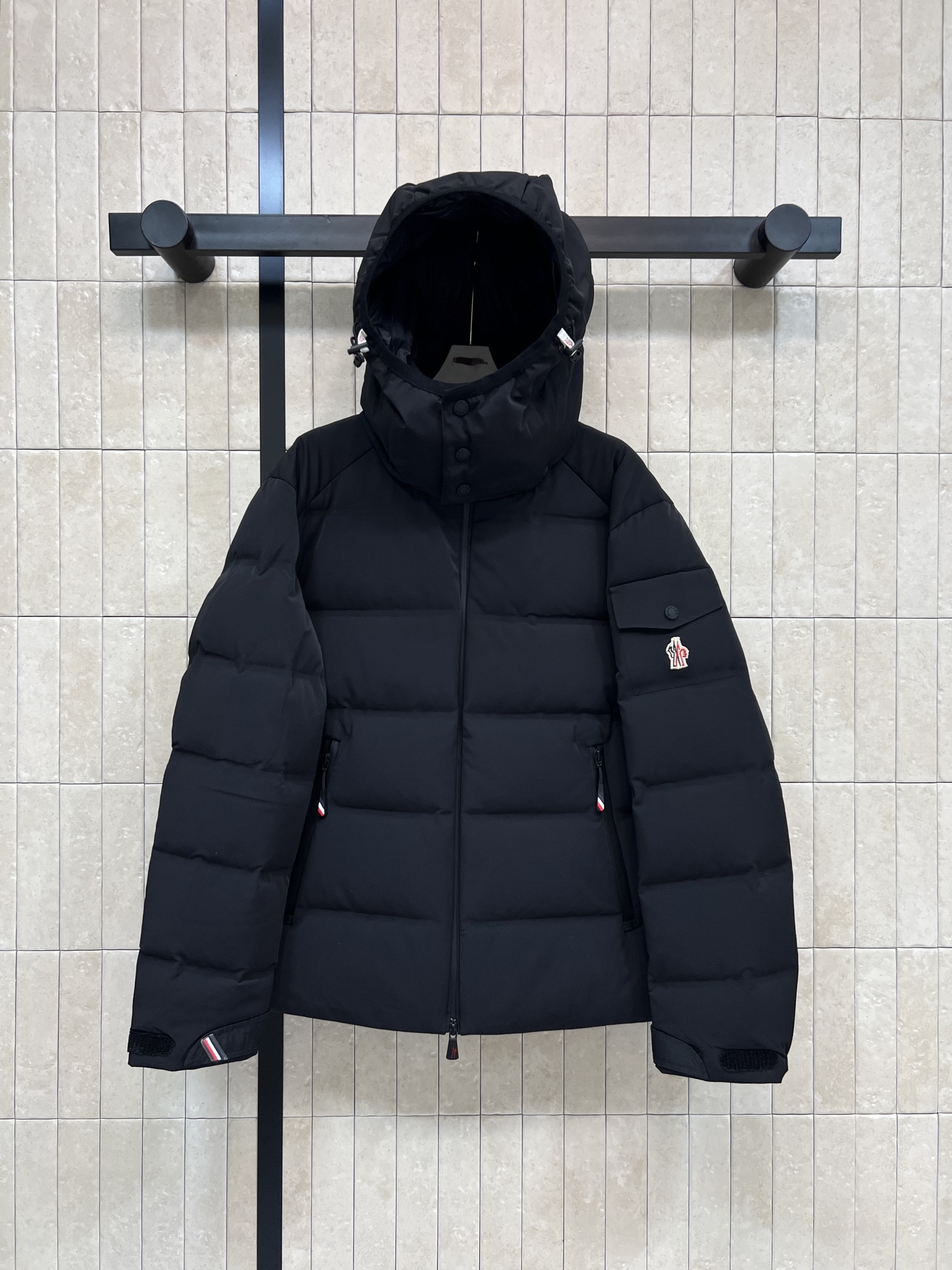 NO:610426,Equipped with dust bag MO Home 25 new autumn and winter ski hooded stand-collar down jacket, focusing on outdoor functions, windproof and waterproof fabric + national standard 90 velvet filling, super warm insulation, short design, elastic windproof Velcro on the cuffs, detachable hood design to prevent cold, classic embroidered logo pocket decoration on the sleeves, perfect recognition, waist protection design inside the hem, chestnut brown and black options, a must-have for autumn and winter outdoor activities, suitable for skiing and mountaineering!  Two colors and four codes 1-2-3-4-5,,down jacket,hats,alexander wang19860909配防尘袋MO家 25秋冬新款 滑雪连帽立领羽绒服 主打户外功能 防风防水面料+国标90绒填充 保暖力超强涨 短款设计 袖口魔术贴弹性防风 可拆卸连帽设计防寒 衣袖有经典刺绣logo口袋装饰 辨识度满分 衣摆里面护腰设计 栗棕色和黑色可选 秋冬户外活动必备 滑雪登山都很适合！两色四码 1-2-3-4-5,,down jacket,hats,alexander wang,Women's clothing