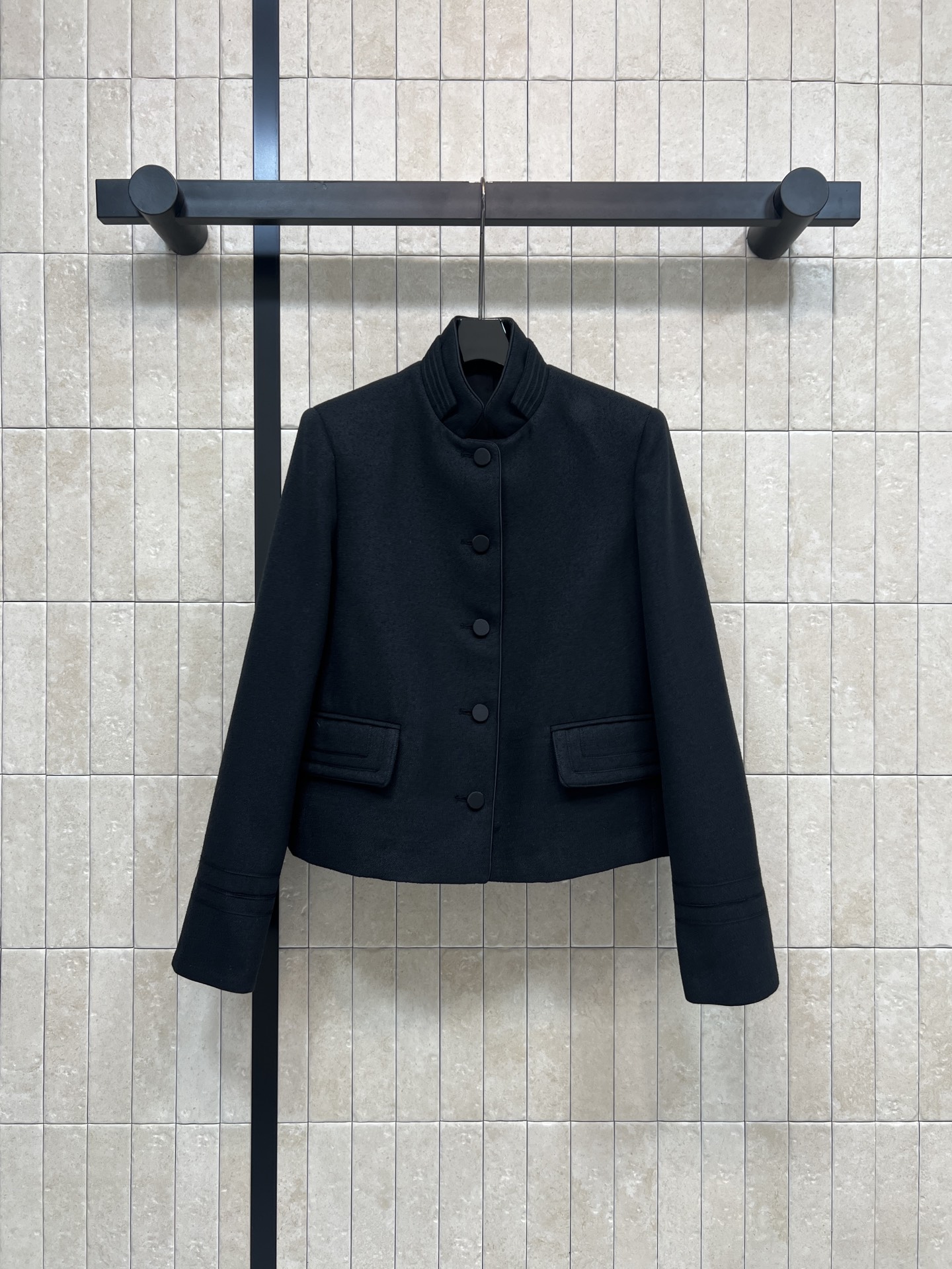 NO:611185,D's 25 new autumn and winter style black stand-up collar woolen short jacket, short and lean, enhances energy, perfect for autumn and winter!  The logo single-breasted small stand-up collar modifies the neck and highlights the simple and handsome beauty. The details on the cuffs and hem are very exquisite. The interior can be matched with a high collar lapel or any shape. Classic and versatile, easy to adapt to the Korean simple style. Calm and friendly temperament. Low-key and practical to wear. Simple and frank. A must-have for daily leisure. Four sizes in one color. Size/S-M-L- XL,, dior, jackets & coats, alexander wang19860909D家 25秋冬新款 黑色立领毛呢短外套 短小精干 提升精气神 秋冬穿超合适！logo单排扣小立领修饰脖颈 凸显简练帅气的美感 袖口和下摆细节很精致 内里可搭配高领翻领或任意造型 经典百搭不挑人 轻松拿捏韩系简约风格 气质沉稳亲和 低调实穿 简单率性 日常休闲必备 一色四码Size/S-M-L- XL,,dior,jackets & coats,alexander wang,Women's clothing