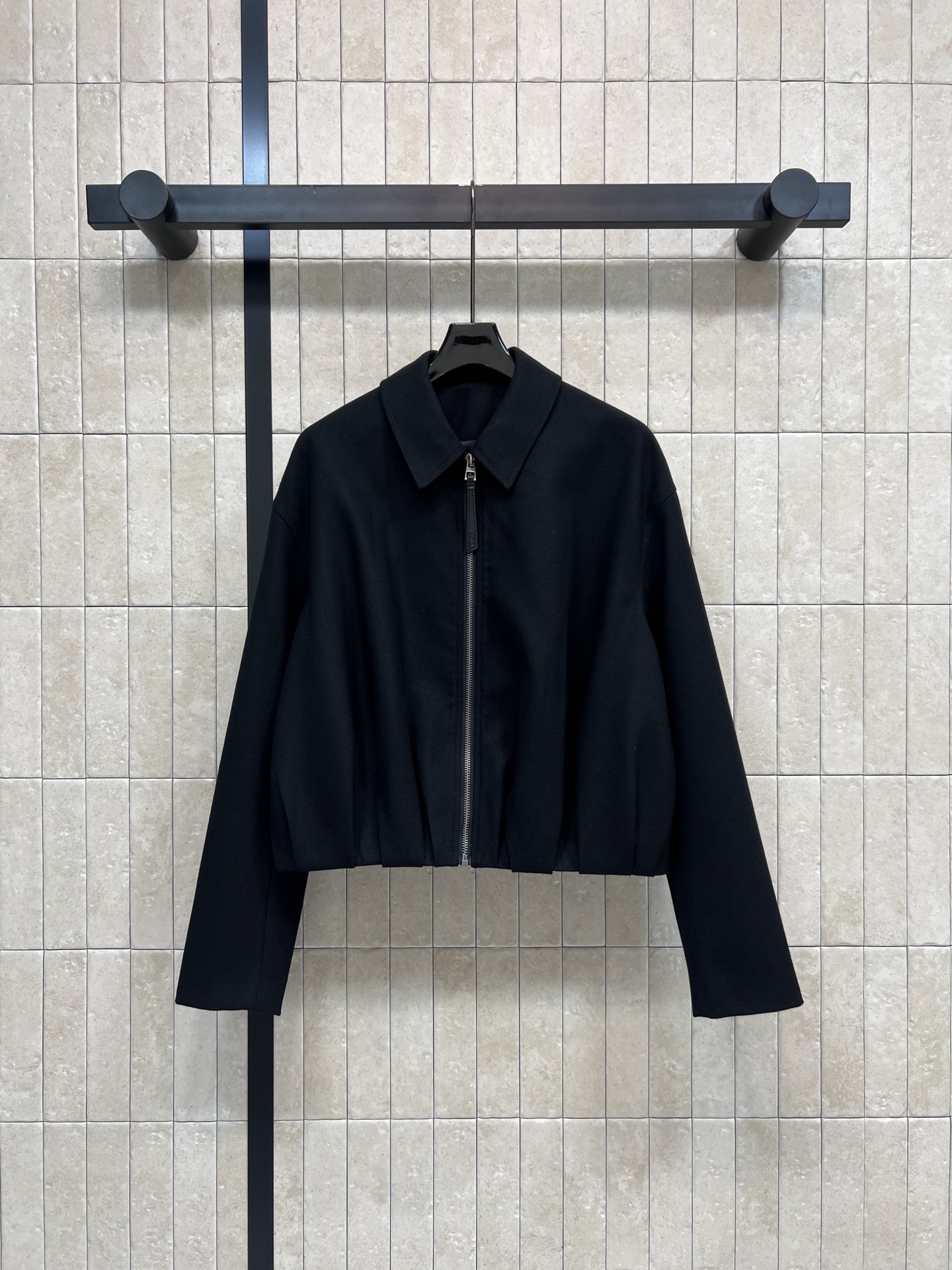 NO:611162,LW Home 25 new autumn and winter style Woolen jacket with pleated logo leather trim Jacket with layered pleats at the hem Super design sense Lapel jacket version Pleated hem design with pleated leather brand logo decoration at the back Matching series of wide-leg pants The upper body raises the proportion of the legs Makes you look slimmer, taller and cool Looks good with any combination  & coats,alexander wang19860909LW家 25秋冬新款 褶皱logo皮革装饰毛呢外套 下摆层次打褶夹克外套 超有设计感 翻领夹克版型 下摆打褶设计后面皱褶皮牌logo装饰 搭配系列阔腿裤上身抬高腿部比例 显瘦显高又酷帅 随便搭配都好看 上身轻松拿捏好身材 日常出街休闲推荐 一色四码Size/S-M-L- XL,,jackets & coats,jackets & coats,alexander wang,Women's clothing