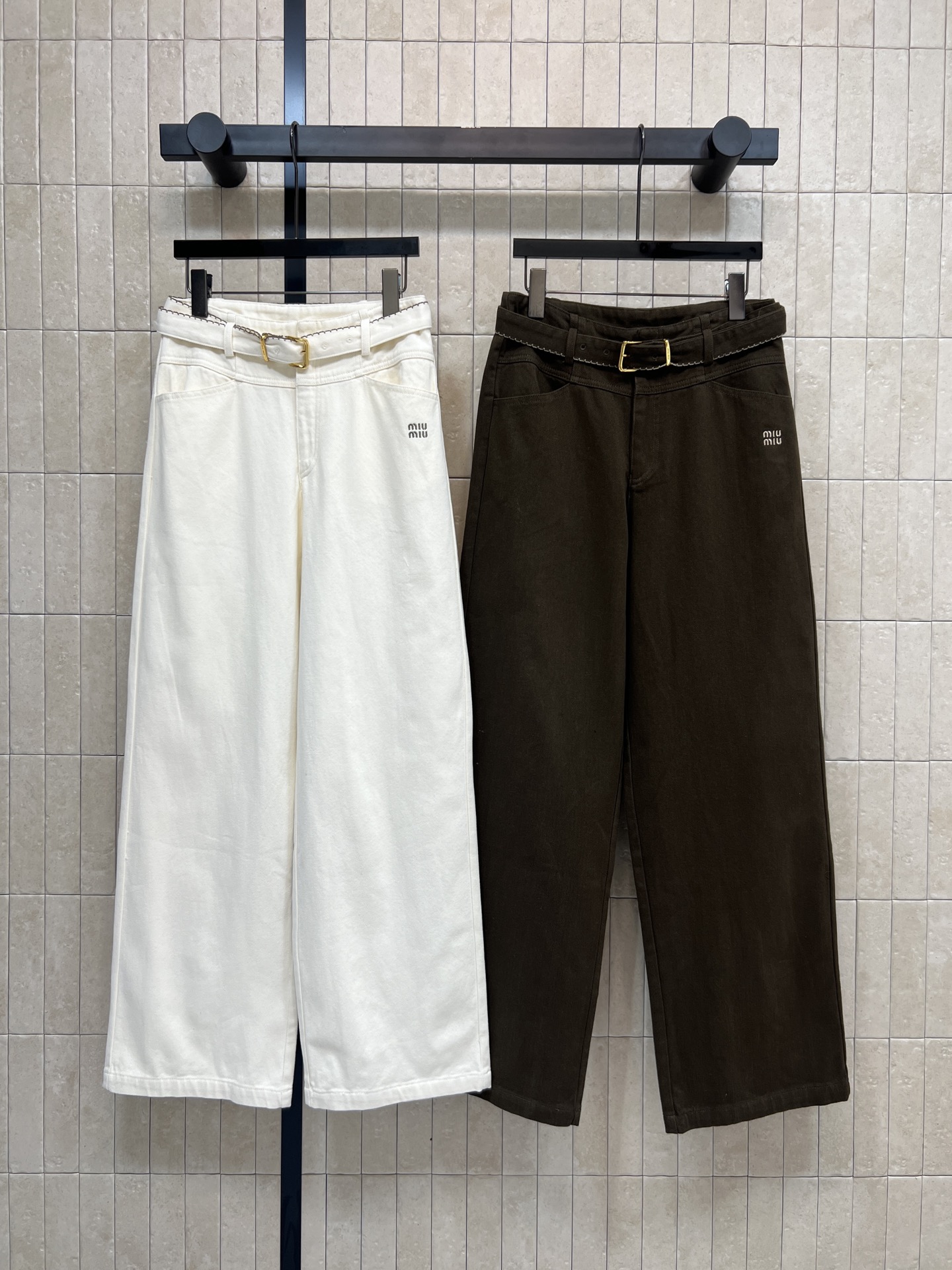 NO:611174,MIU Home's 25 new autumn and winter style wide-leg pants with belt decoration, high waist + wide-leg tailoring, with original fabric belt decoration, slimming and modifying the leg shape, easily creating long legs, it is OK whether worn with a short top or a shirt, and can be easily used for commuting and leisure!  Two colors and three codes SML,,miumiu,shirts,alexander wang19860909MIU家 25秋冬新款 腰带装饰阔腿裤 高腰+阔腿剪裁 配本布腰带装饰 显瘦又修饰腿型 轻松打造大长腿 无论配短上衣还是衬衫都很OK 通勤休闲都能轻松驾驭！两色三码 SML,,miumiu,shirts,alexander wang,Women's clothing