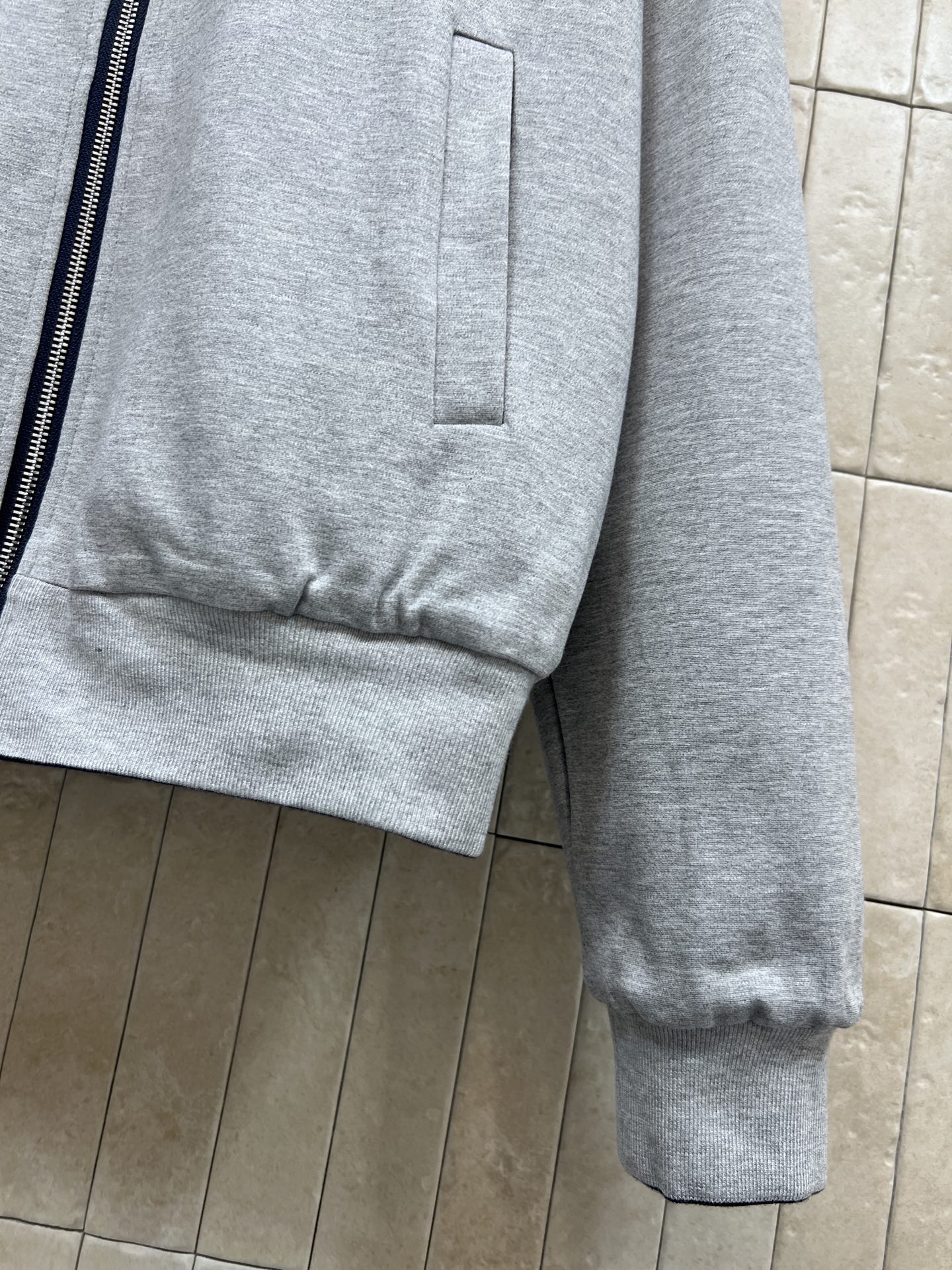 MIU家 25秋冬新款 深蓝色羊羔绒双面穿连帽外套 一面深蓝色 羊羔毛 一面浅灰卫衣面料 柔软又保暖 冬