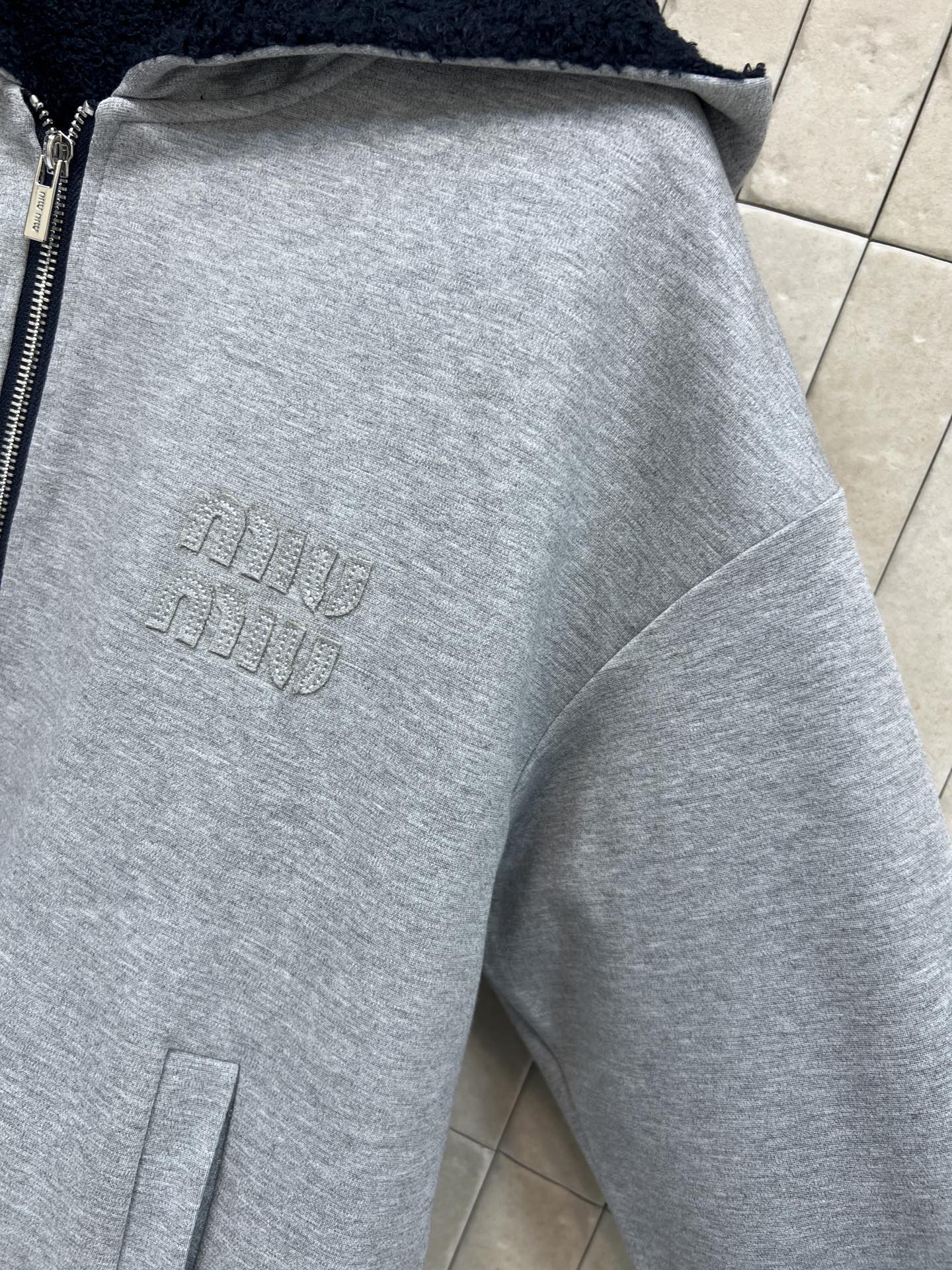 MIU家 25秋冬新款 深蓝色羊羔绒双面穿连帽外套 一面深蓝色 羊羔毛 一面浅灰卫衣面料 柔软又保暖 冬