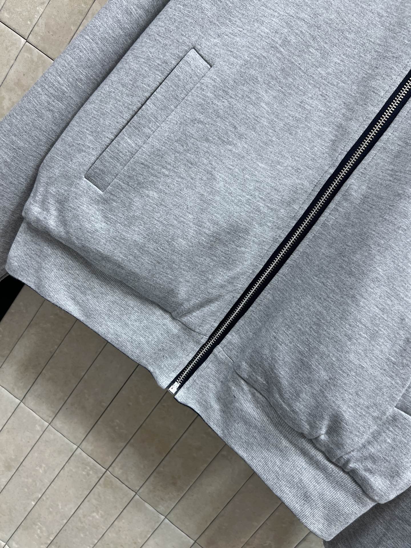 MIU家 25秋冬新款 深蓝色羊羔绒双面穿连帽外套 一面深蓝色 羊羔毛 一面浅灰卫衣面料 柔软又保暖 冬