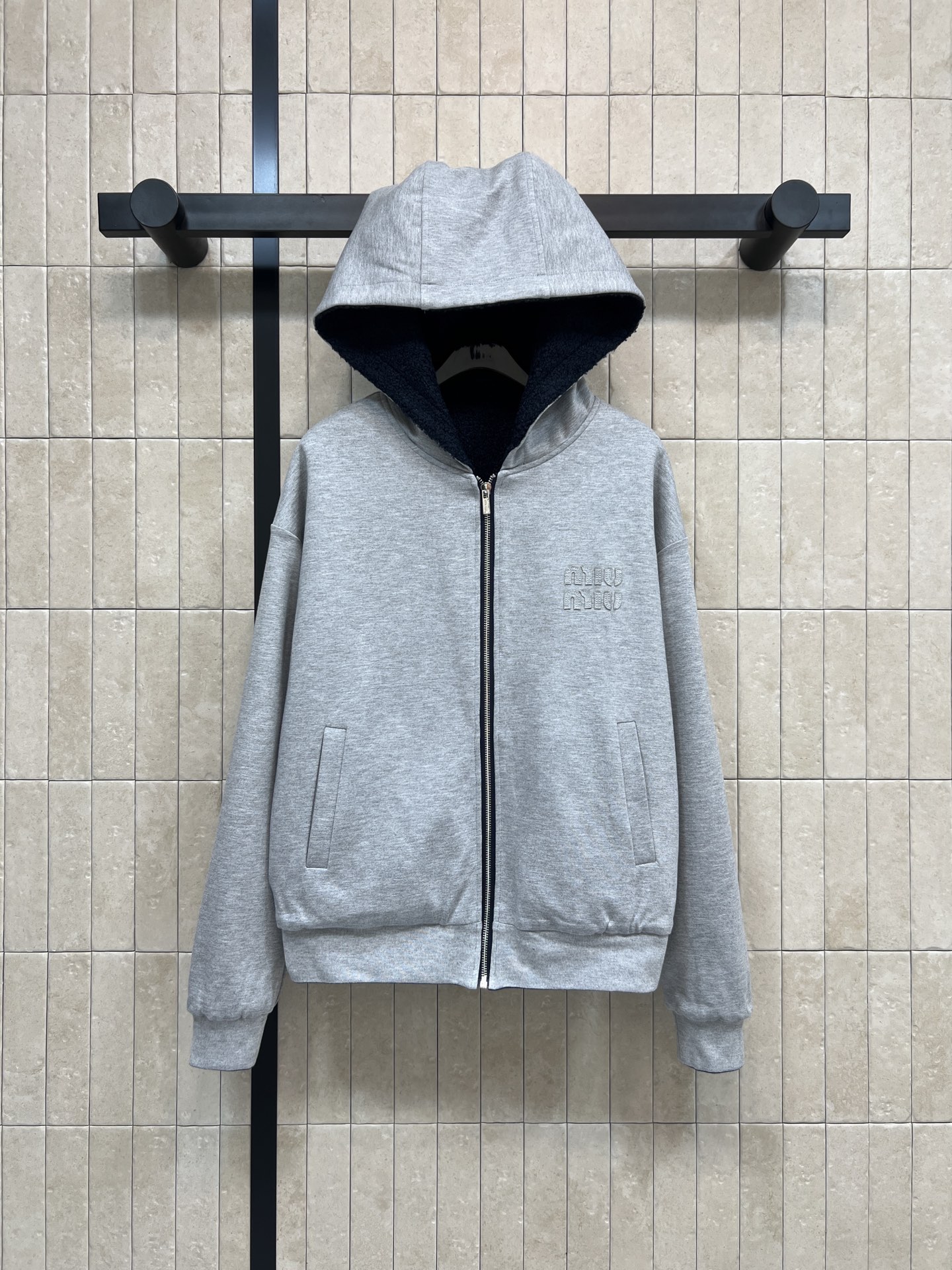 NO:611186,MIU's 25 new autumn and winter style, dark blue lamb fleece double-sided hooded jacket, one side is dark blue lamb wool, one side is light gray sweatshirt fabric, soft and warm, very suitable for winter wear. The zipper design is easy to put on and take off, and the logo embroidery on the chest is very recognizable. Double-sided wear design, you can switch styles at will. It is OK for leisure and sports. The loose fit does not pick on the figure, comfortable and versatile!  One color and three codes SML,,miumiu,hoodie,sweatshirts,jackets & coats,hats,alexander wang19860909MIU家 25秋冬新款 深蓝色羊羔绒双面穿连帽外套 一面深蓝色 羊羔毛 一面浅灰卫衣面料 柔软又保暖 冬天穿超合适率 拉链设计方便穿脱,胸前logo刺绣很有辨识度 双面穿设计 随心切换风格 休闲运动都OK 宽松版型不挑身材 舒适又百搭！一色三码 SML,,miumiu,hoodie,sweatshirts,jackets & coats,hats,alexander wang,Women's clothing