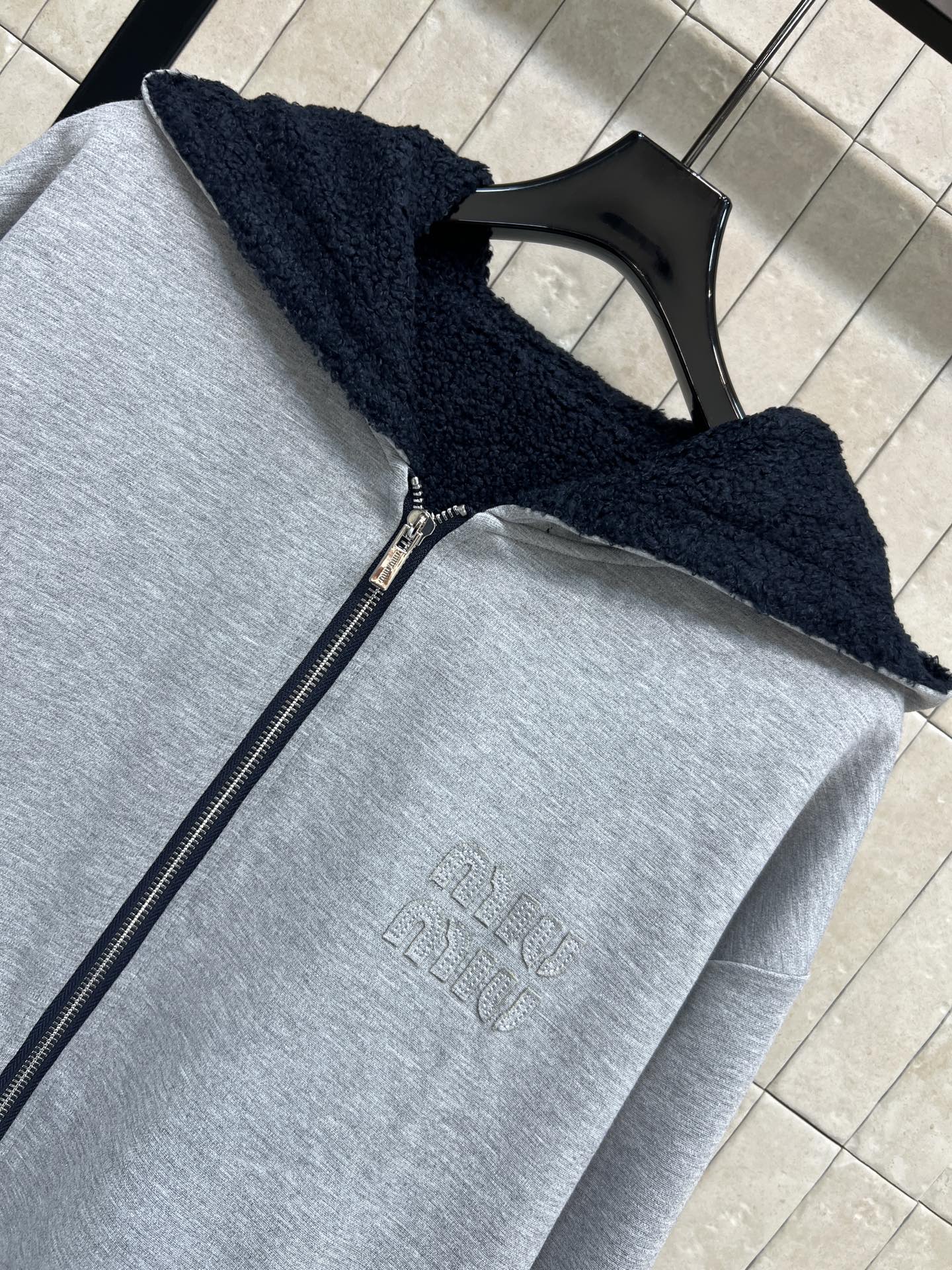 MIU家 25秋冬新款 深蓝色羊羔绒双面穿连帽外套 一面深蓝色 羊羔毛 一面浅灰卫衣面料 柔软又保暖 冬