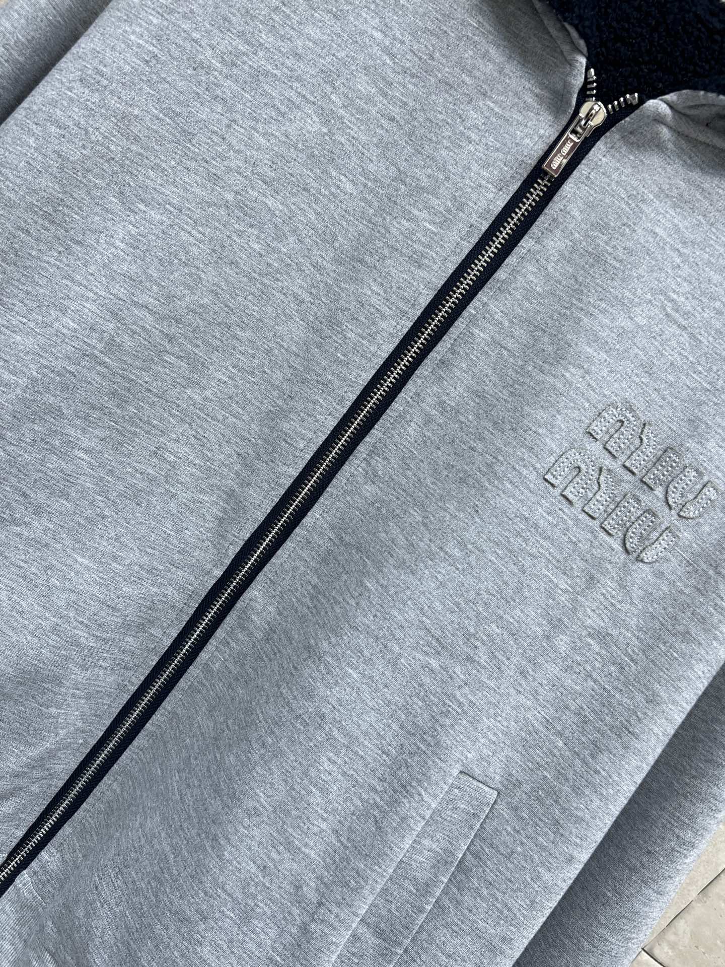 MIU家 25秋冬新款 深蓝色羊羔绒双面穿连帽外套 一面深蓝色 羊羔毛 一面浅灰卫衣面料 柔软又保暖 冬