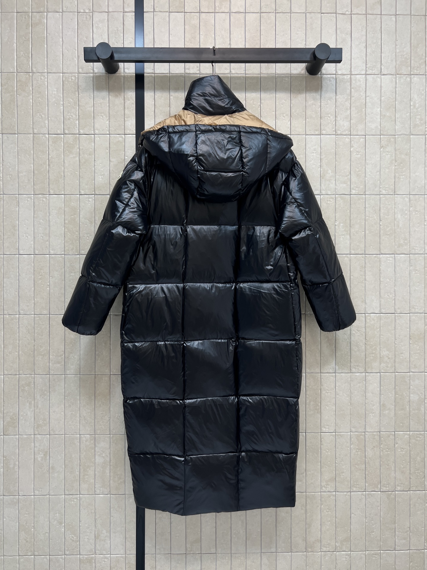 MO家 25秋冬新款 连帽长款羽绒服 经典百搭款 黑金配色尼龙面料 国标90白鸭绒 填充 保暖力超强直筒