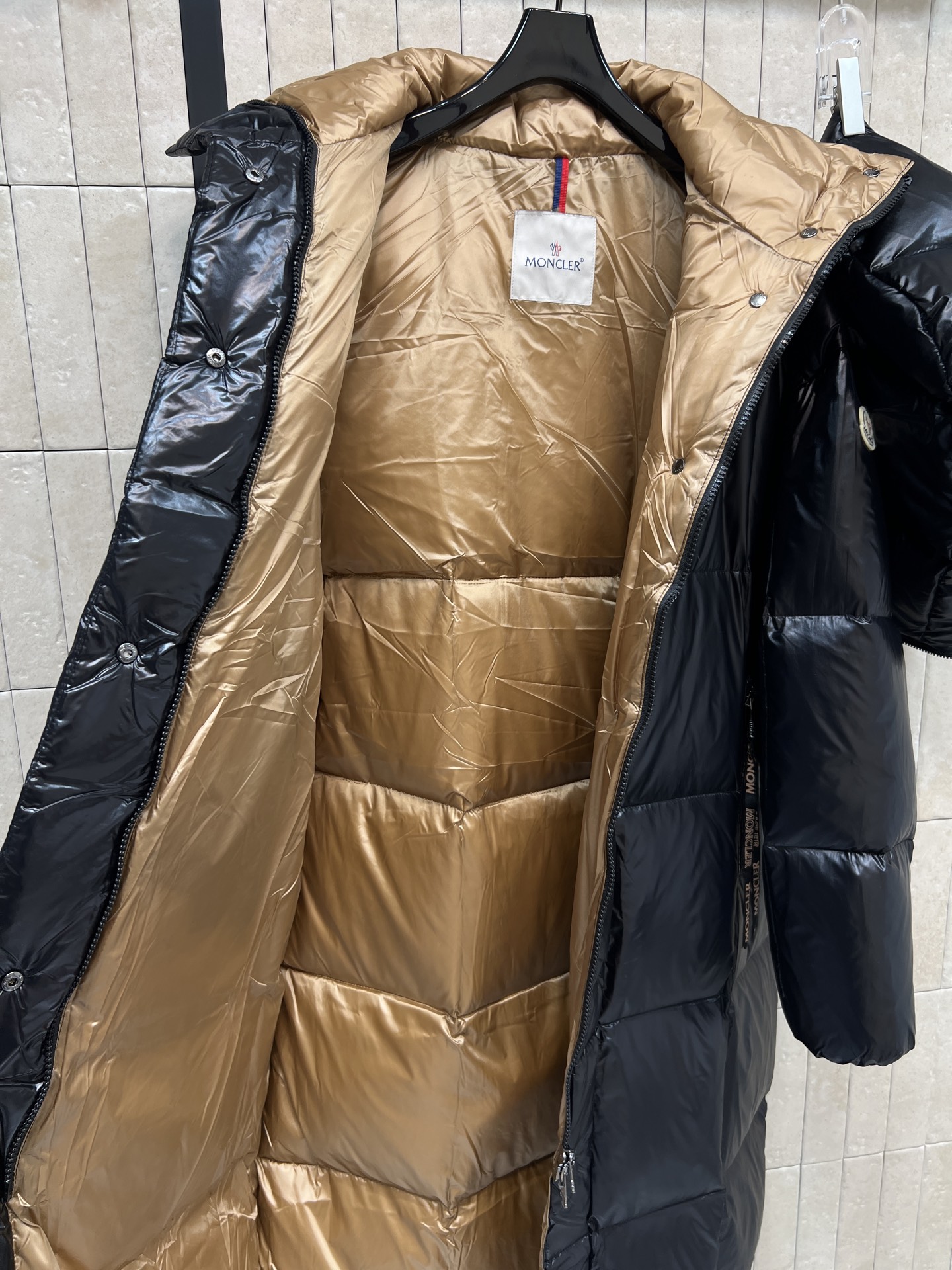 MO家 25秋冬新款 连帽长款羽绒服 经典百搭款 黑金配色尼龙面料 国标90白鸭绒 填充 保暖力超强直筒