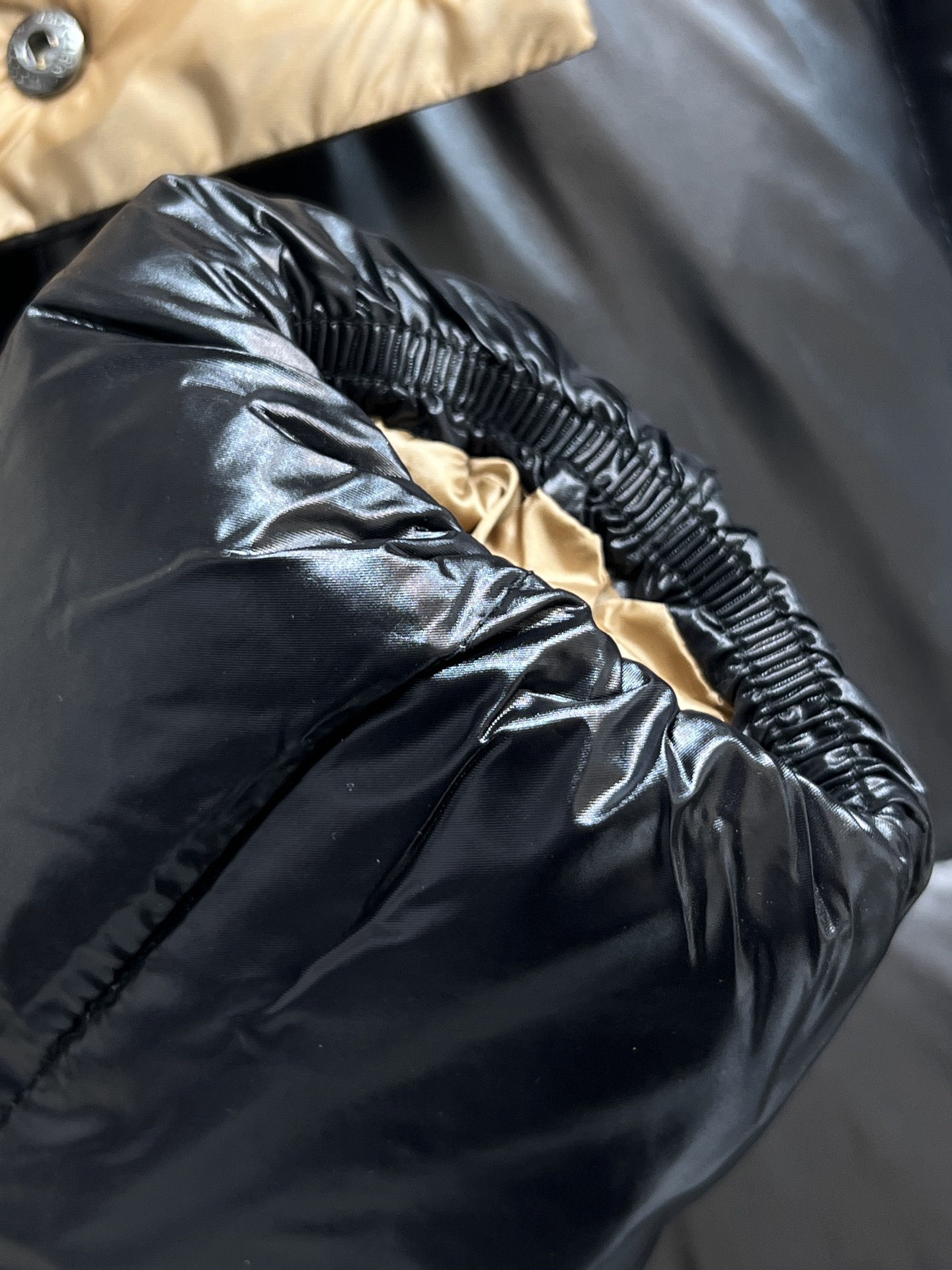 MO家 25秋冬新款 连帽长款羽绒服 经典百搭款 黑金配色尼龙面料 国标90白鸭绒 填充 保暖力超强直筒