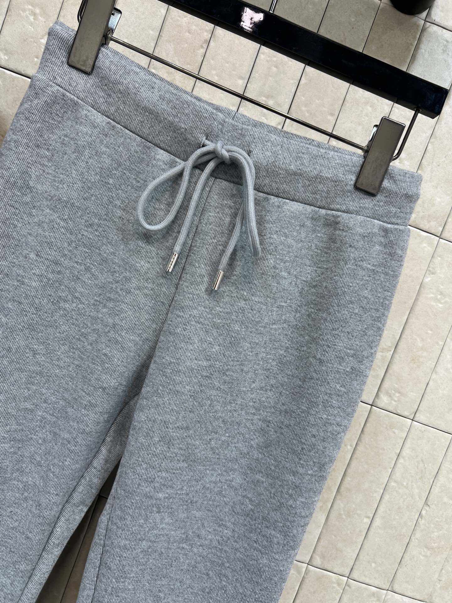 PD家 25秋冬新款 三角标休闲运动套装 连帽短款外套+微喇叭裤 一套搭配日常出行很方便血 裤子高腰抽绳