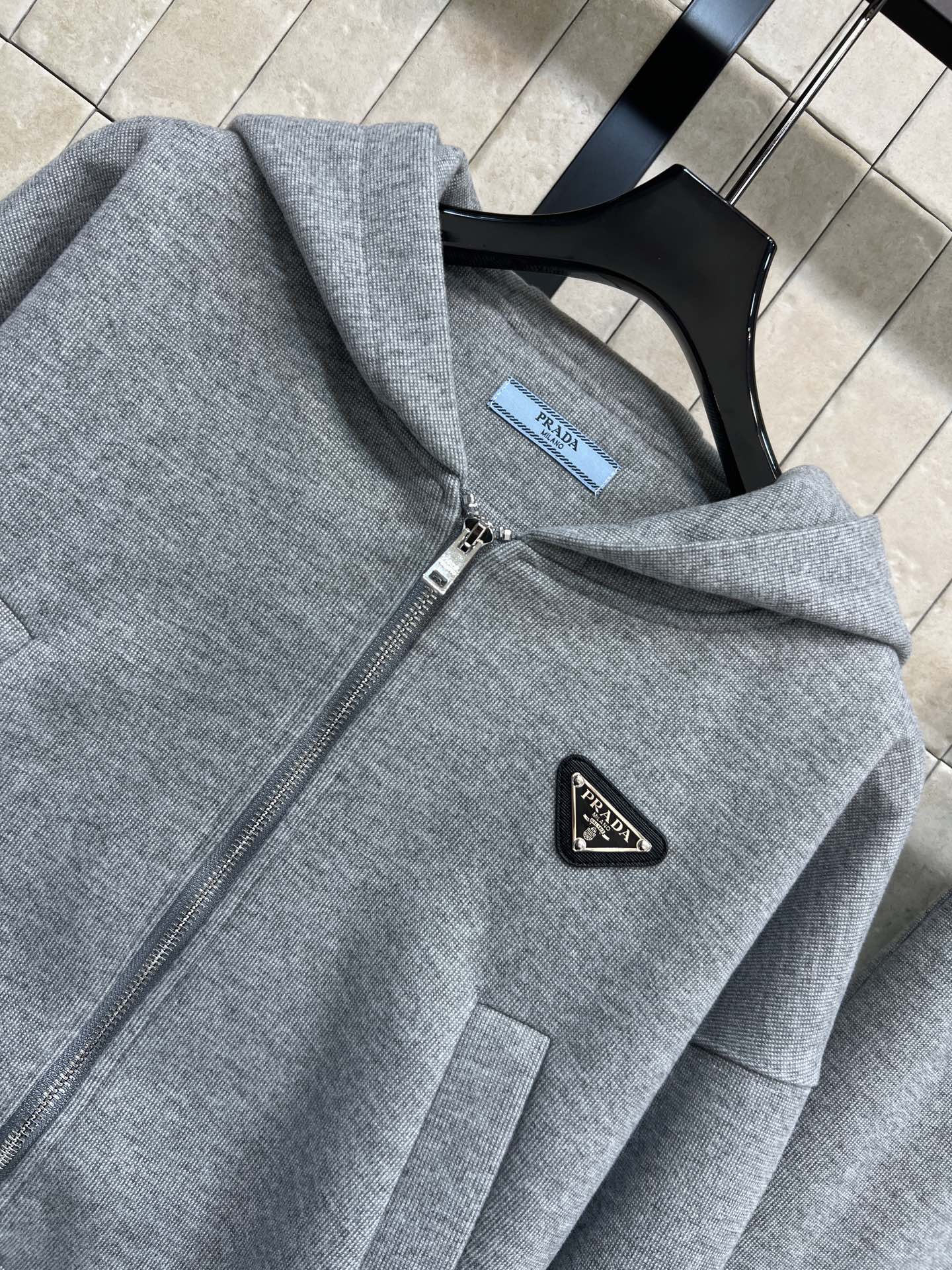 PD家 25秋冬新款 三角标休闲运动套装 连帽短款外套+微喇叭裤 一套搭配日常出行很方便血 裤子高腰抽绳