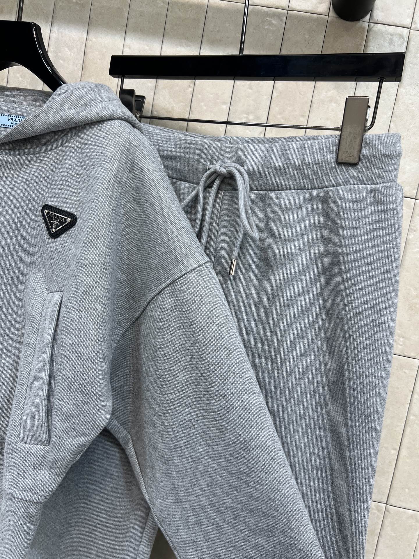 PD家 25秋冬新款 三角标休闲运动套装 连帽短款外套+微喇叭裤 一套搭配日常出行很方便血 裤子高腰抽绳