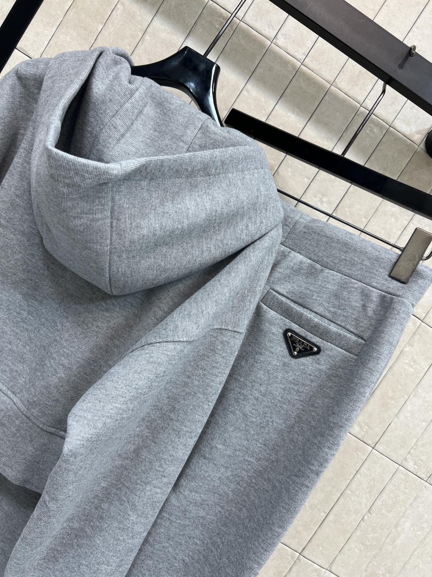 PD家 25秋冬新款 三角标休闲运动套装 连帽短款外套+微喇叭裤 一套搭配日常出行很方便血 裤子高腰抽绳