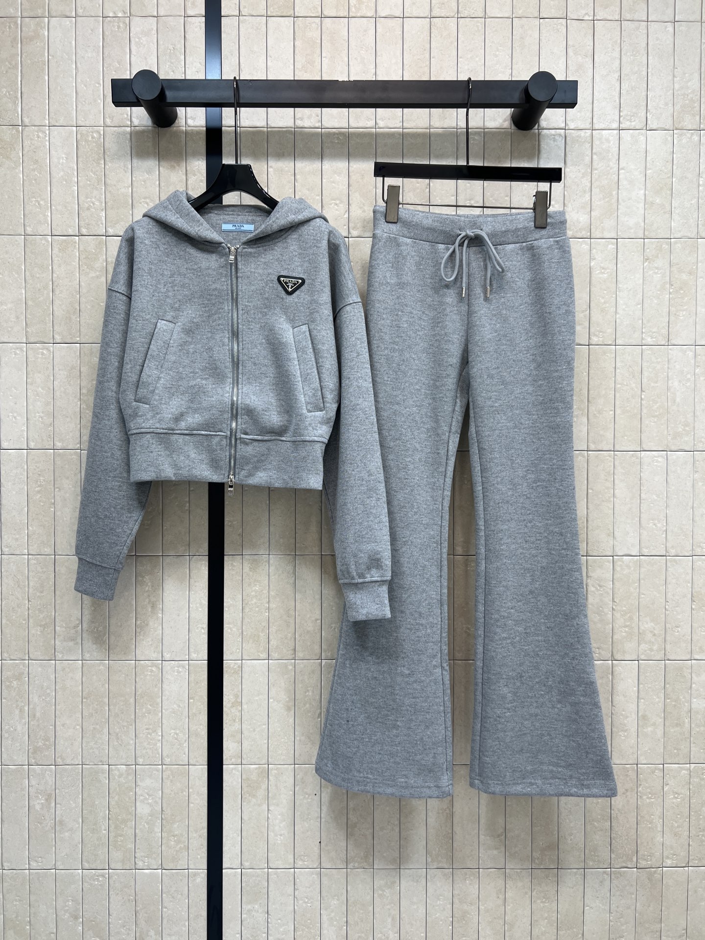 NO:611204,PD Home 25 new autumn and winter style Triangle logo casual sports suit, hooded short jacket + micro-flare pants, a set that is very convenient for daily travel. High-waisted drawstring pants with adjustable elasticity and perfect drape. Modify the leg shape. Easily create a lazy and casual style. Casual and fashionable. High return rate when out on the street. Two colors and three sizes SML, dior, jackets & coats, hats, alexander wang19860909PD家 25秋冬新款 三角标休闲运动套装 连帽短款外套+微喇叭裤 一套搭配日常出行很方便血 裤子高腰抽绳 松紧可调 垂坠感满分 修饰腿型 轻松打造慵懒随性风 休闲又时髦 出街回头率超高 两色三码 SML,,dior,jackets & coats,hats,alexander wang,Women's clothing