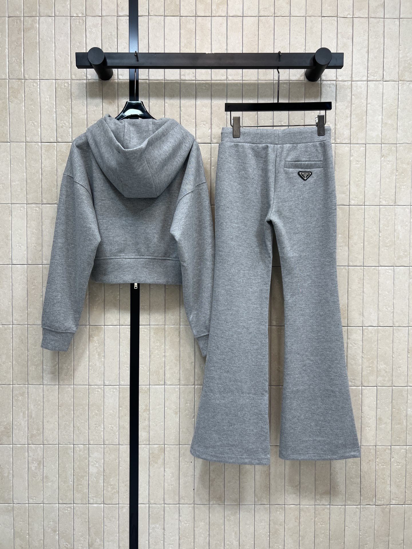 PD家 25秋冬新款 三角标休闲运动套装 连帽短款外套+微喇叭裤 一套搭配日常出行很方便血 裤子高腰抽绳