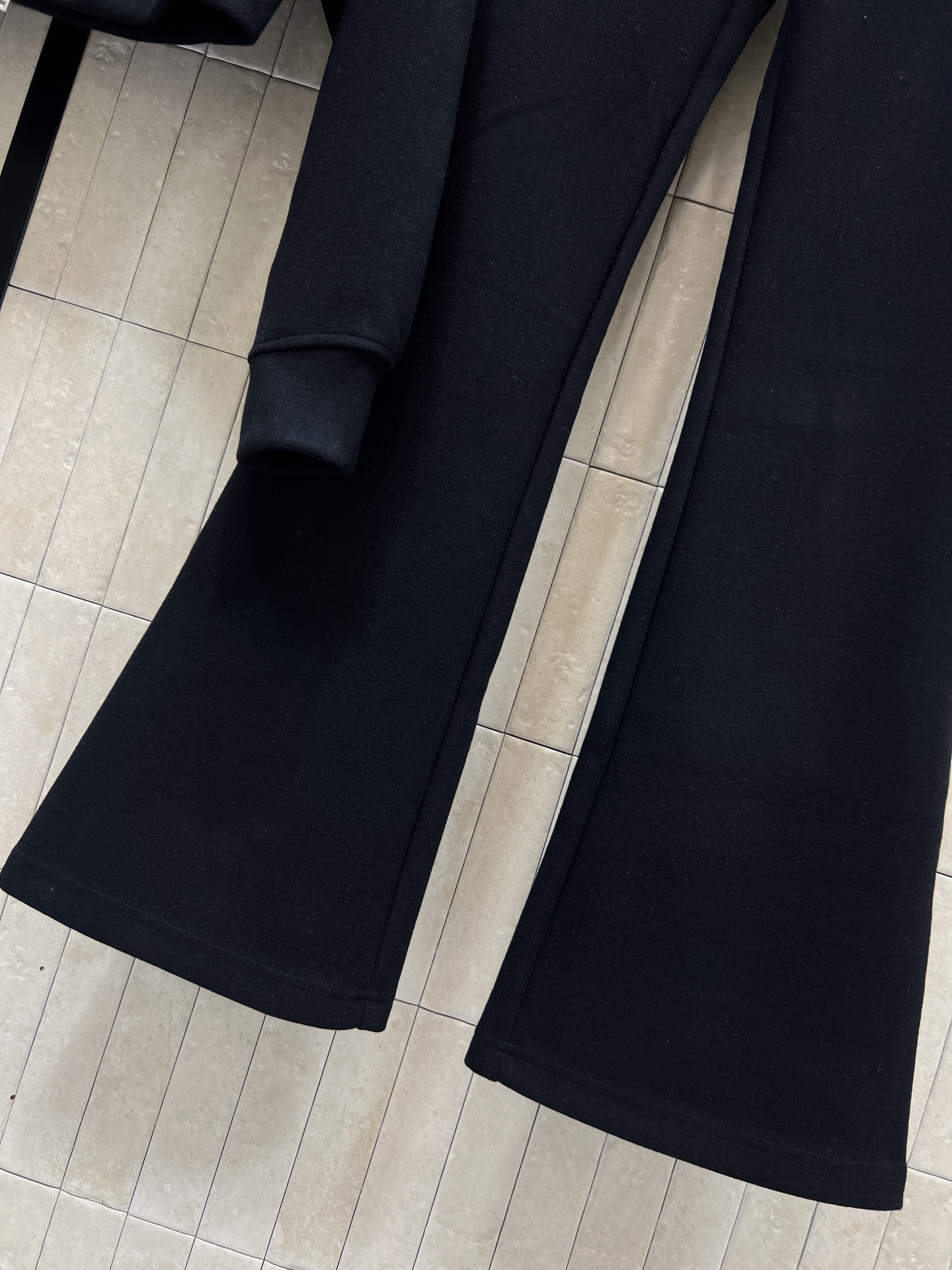 PD家 25秋冬新款 三角标休闲运动套装 连帽短款外套+微喇叭裤 一套搭配日常出行很方便血 裤子高腰抽绳