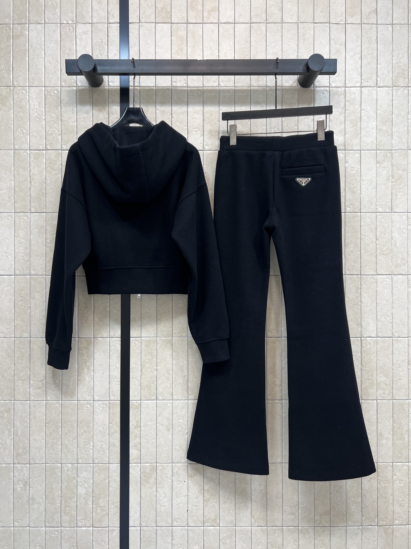 PD家 25秋冬新款 三角标休闲运动套装 连帽短款外套+微喇叭裤 一套搭配日常出行很方便血 裤子高腰抽绳