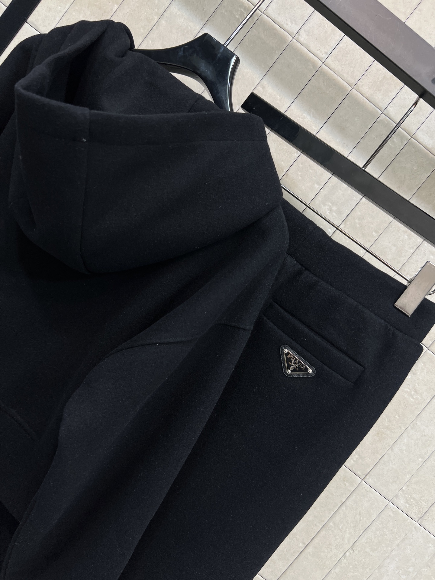 PD家 25秋冬新款 三角标休闲运动套装 连帽短款外套+微喇叭裤 一套搭配日常出行很方便血 裤子高腰抽绳