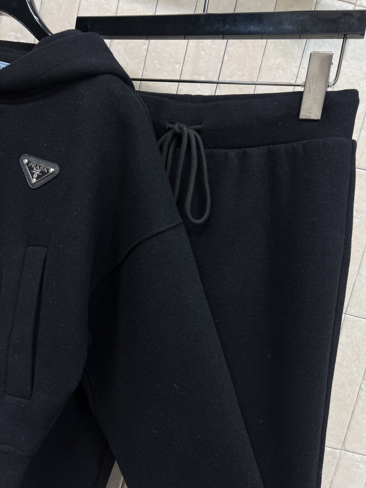 PD家 25秋冬新款 三角标休闲运动套装 连帽短款外套+微喇叭裤 一套搭配日常出行很方便血 裤子高腰抽绳