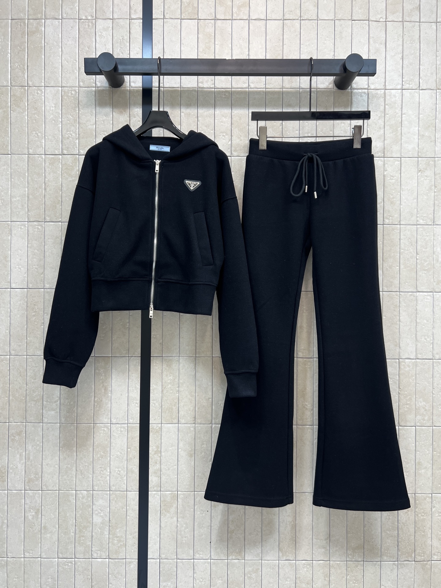 NO:611212,PD Home 25 new autumn and winter style Triangle logo casual sports suit, hooded short jacket + micro-flare pants, a set that is very convenient for daily travel. High-waisted drawstring pants with adjustable elasticity and perfect drape. Modify the leg shape. Easily create a lazy and casual style. Casual and fashionable. High return rate when out on the street. Two colors and three sizes SML, dior, jackets & coats, hats, alexander wang19860909PD家 25秋冬新款 三角标休闲运动套装 连帽短款外套+微喇叭裤 一套搭配日常出行很方便血 裤子高腰抽绳 松紧可调 垂坠感满分 修饰腿型 轻松打造慵懒随性风 休闲又时髦 出街回头率超高 两色三码 SML,,dior,jackets & coats,hats,alexander wang,Women's clothing