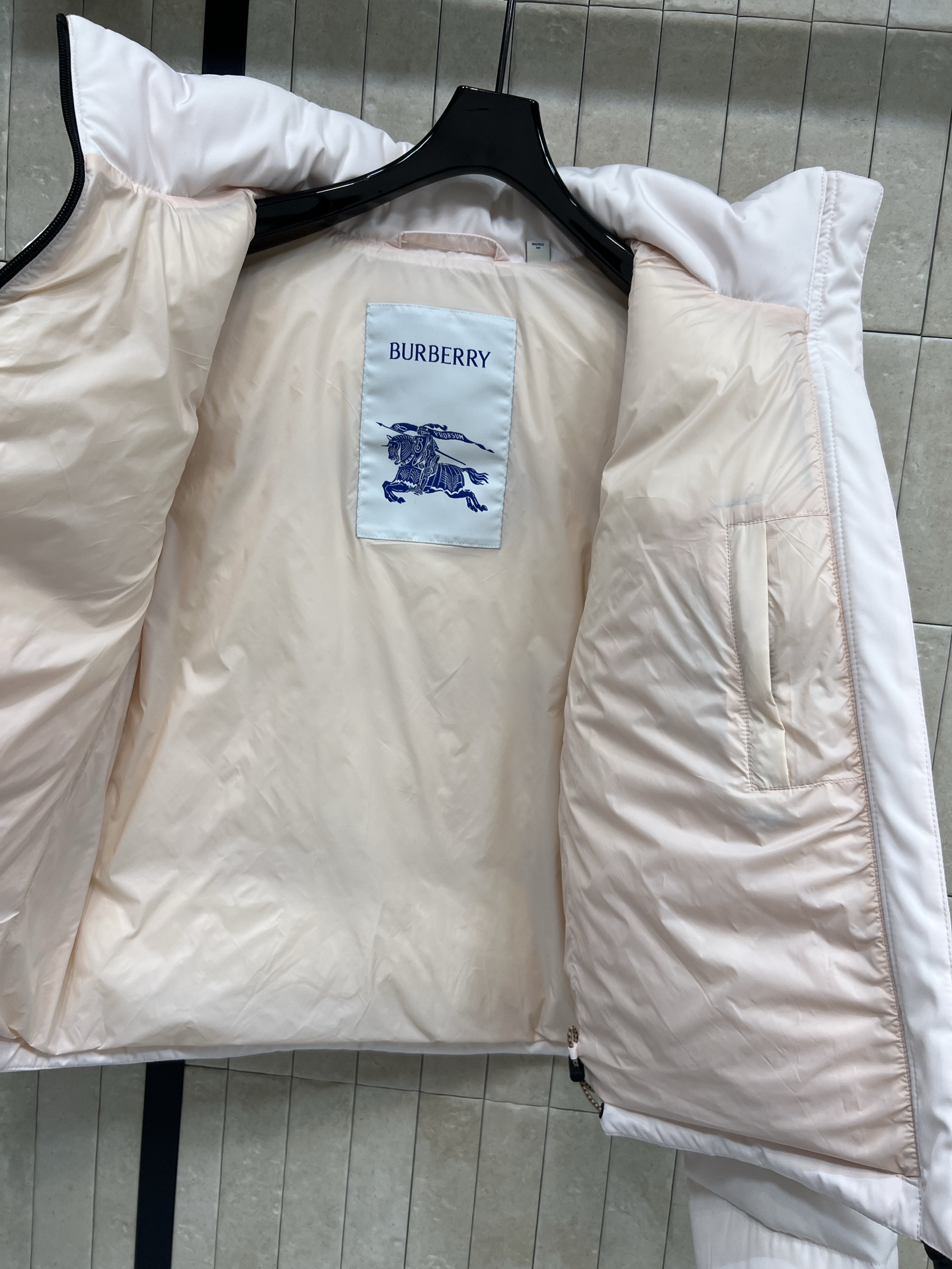 BUR家 25秋冬新款 立领连帽短款羽绒服 可隐藏连帽设计 非常经典又实穿的款 小立领短款夹克版型 上身