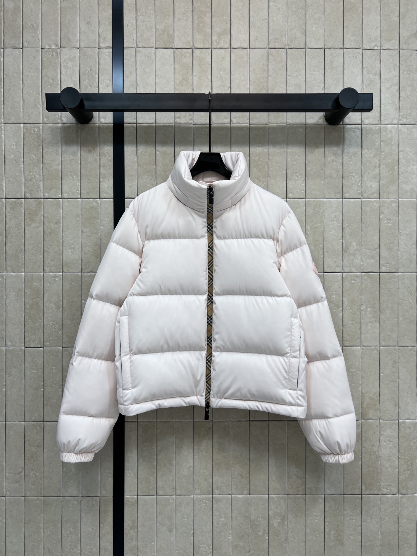 BUR家 25秋冬新款 立领连帽短款羽绒服 可隐藏连帽设计 非常经典又实穿的款 小立领短款夹克版型 上身