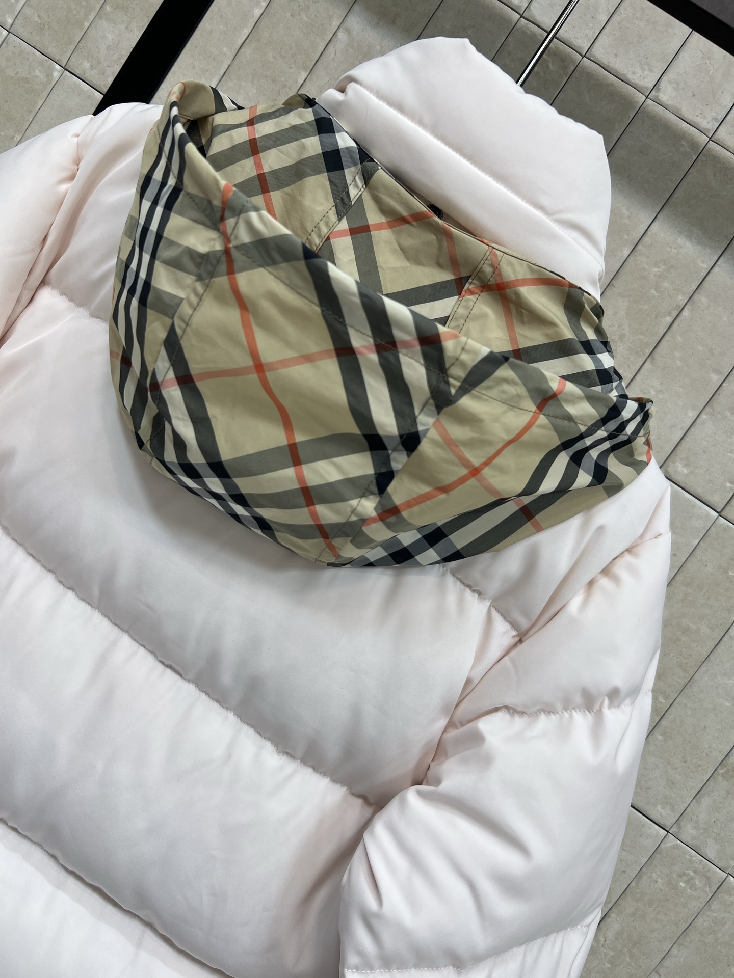 BUR家 25秋冬新款 立领连帽短款羽绒服 可隐藏连帽设计 非常经典又实穿的款 小立领短款夹克版型 上身