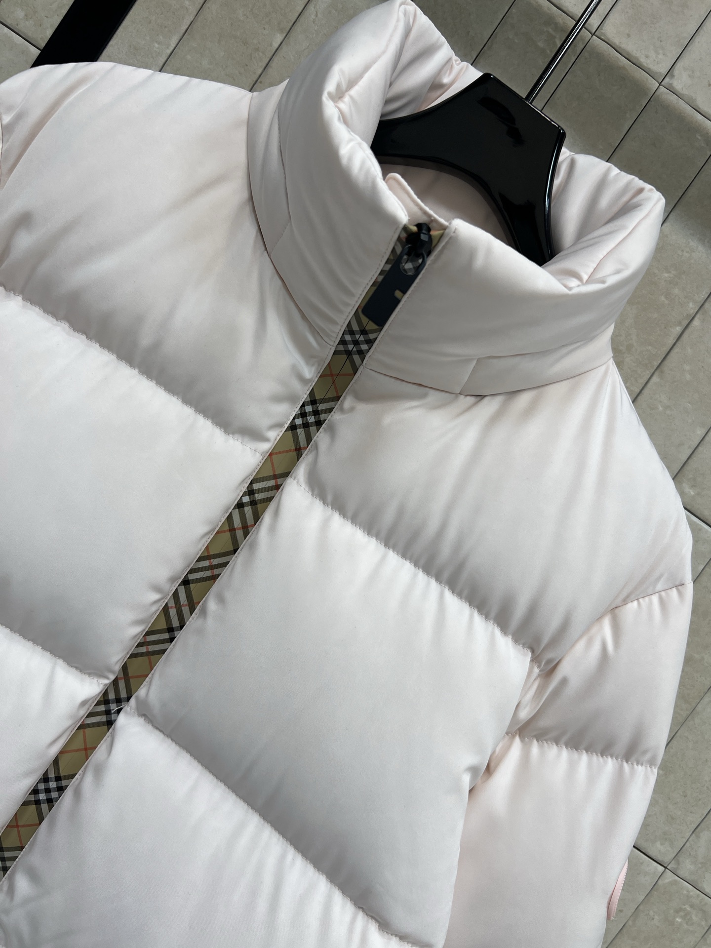 BUR家 25秋冬新款 立领连帽短款羽绒服 可隐藏连帽设计 非常经典又实穿的款 小立领短款夹克版型 上身