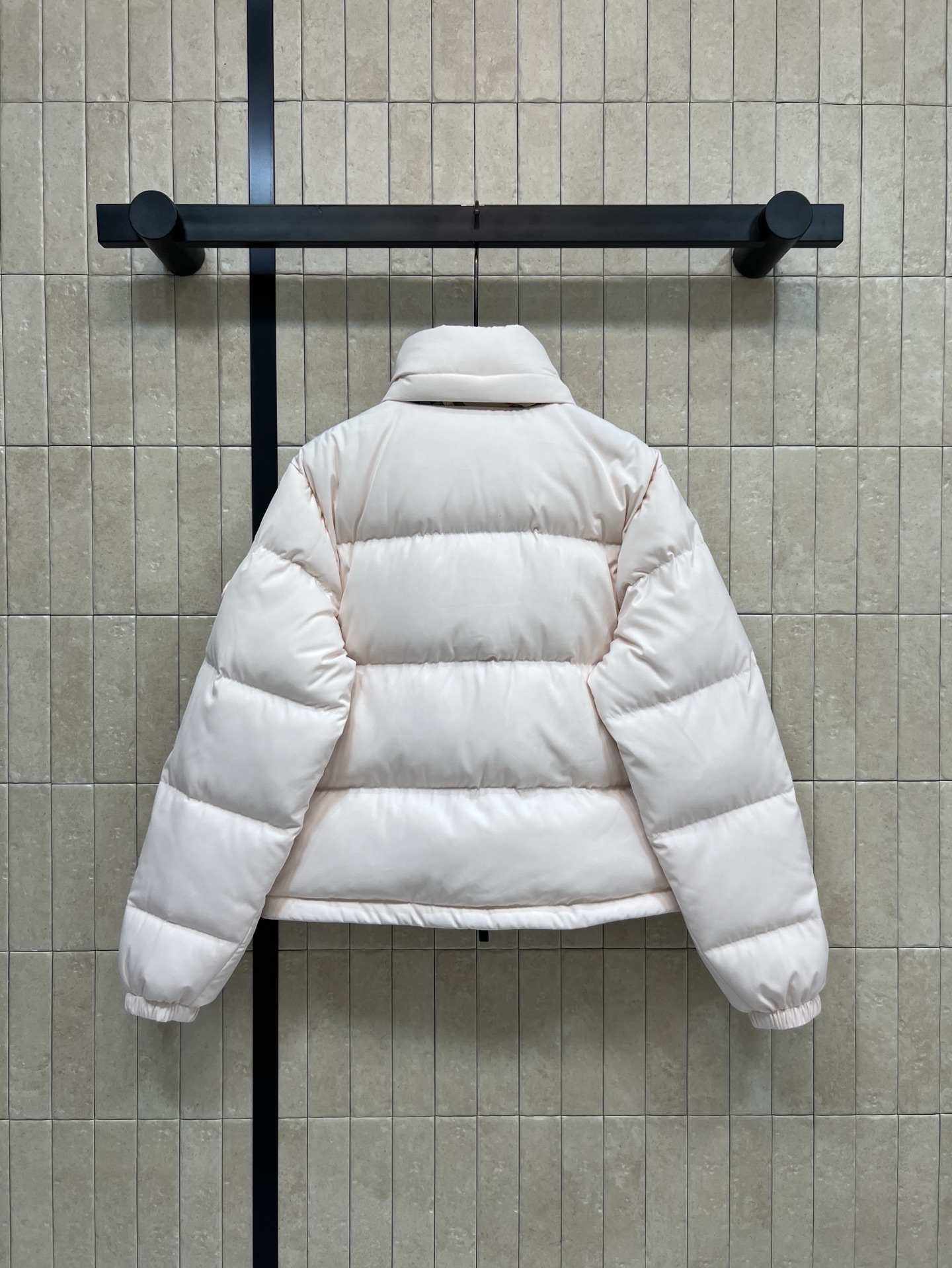 BUR家 25秋冬新款 立领连帽短款羽绒服 可隐藏连帽设计 非常经典又实穿的款 小立领短款夹克版型 上身