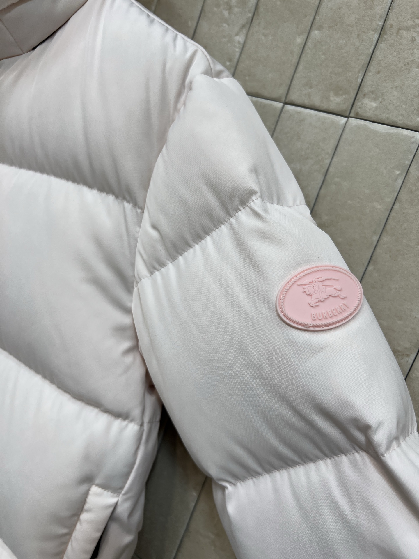 BUR家 25秋冬新款 立领连帽短款羽绒服 可隐藏连帽设计 非常经典又实穿的款 小立领短款夹克版型 上身