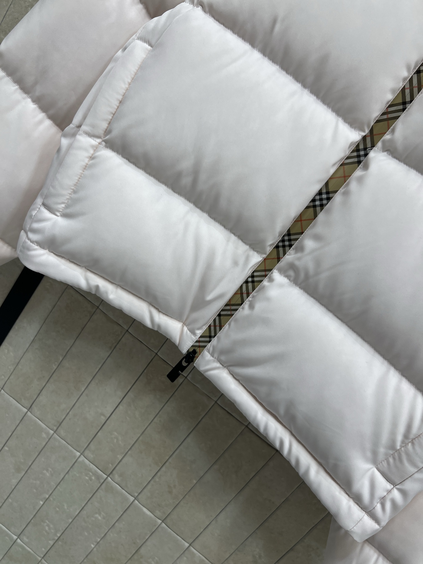 BUR家 25秋冬新款 立领连帽短款羽绒服 可隐藏连帽设计 非常经典又实穿的款 小立领短款夹克版型 上身