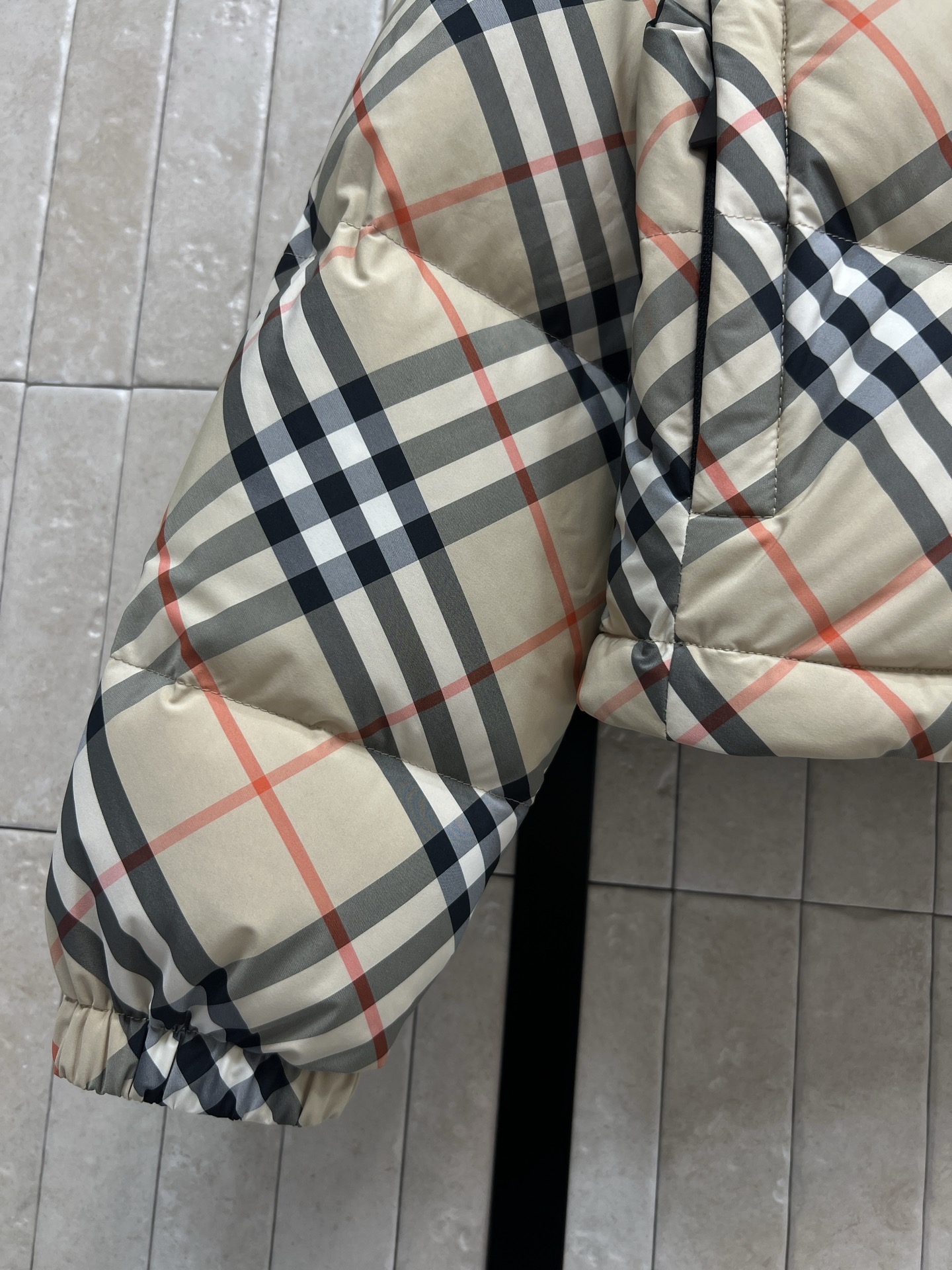 BUR家 25秋冬新款 立领连帽短款羽绒服 可隐藏连帽设计 非常经典又实穿的款 小立领短款夹克版型 上身