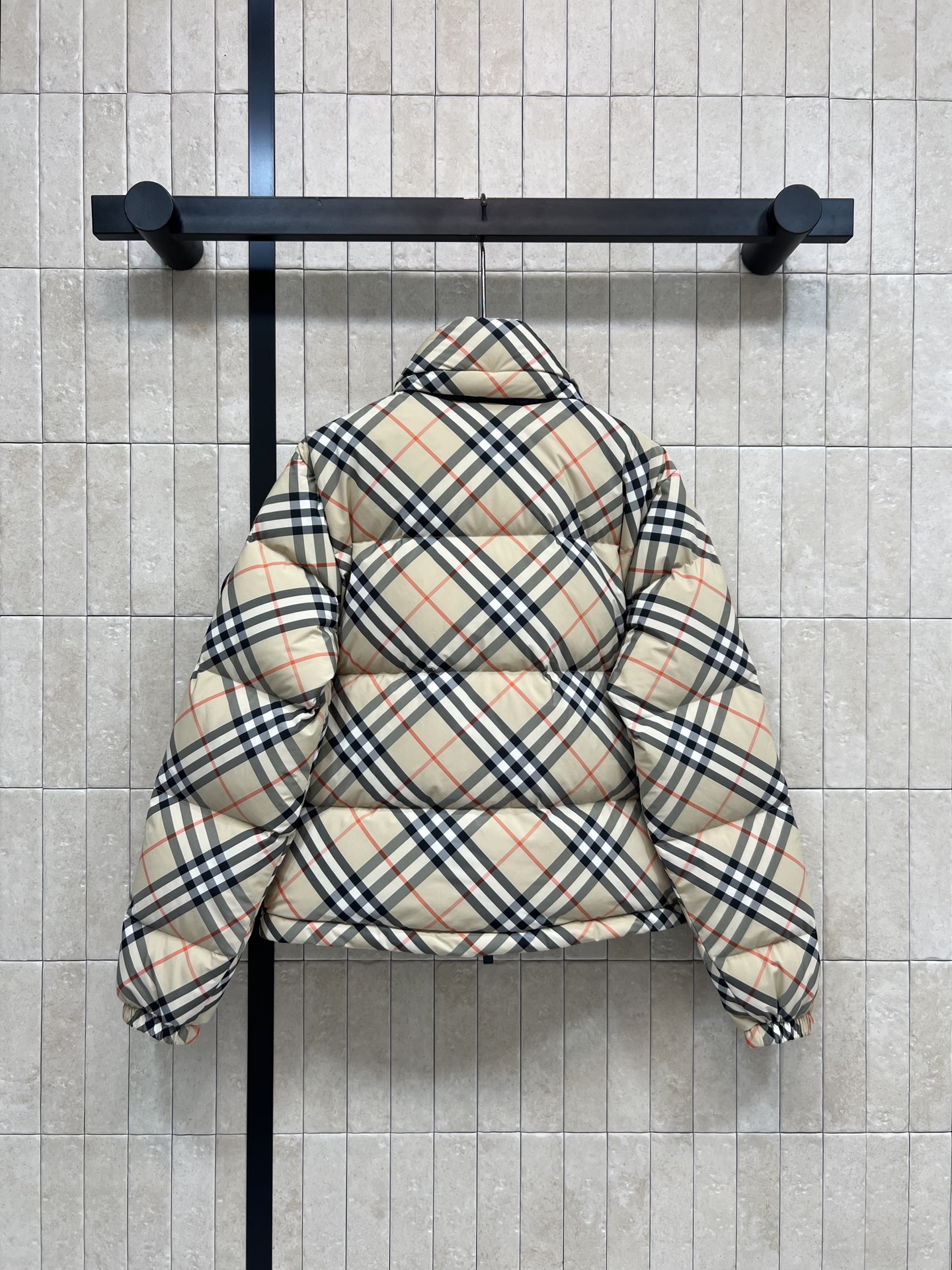 BUR家 25秋冬新款 立领连帽短款羽绒服 可隐藏连帽设计 非常经典又实穿的款 小立领短款夹克版型 上身