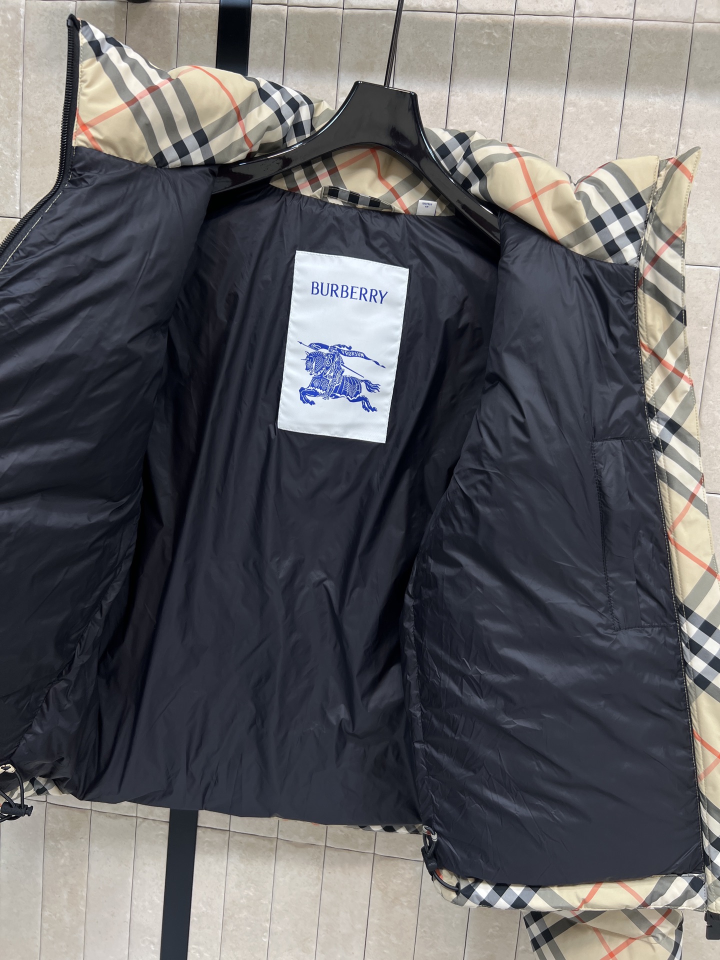 BUR家 25秋冬新款 立领连帽短款羽绒服 可隐藏连帽设计 非常经典又实穿的款 小立领短款夹克版型 上身