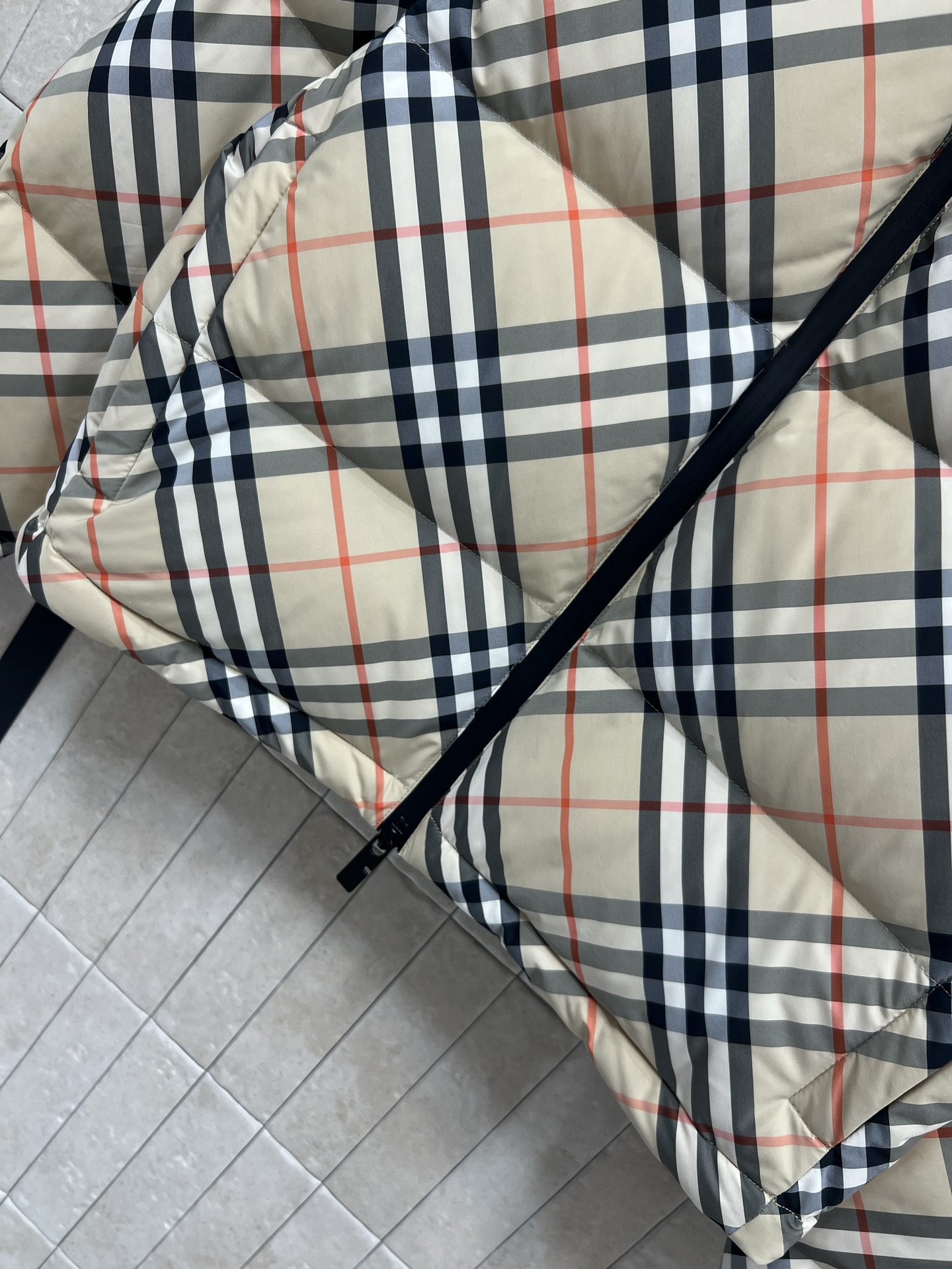 BUR家 25秋冬新款 立领连帽短款羽绒服 可隐藏连帽设计 非常经典又实穿的款 小立领短款夹克版型 上身