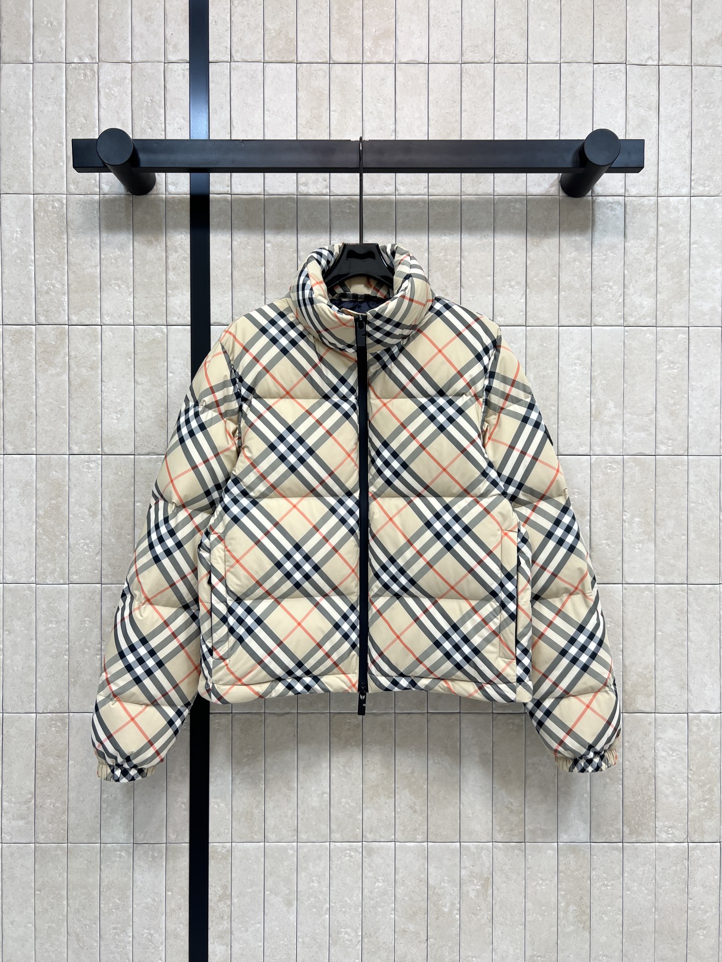 BUR家 25秋冬新款 立领连帽短款羽绒服 可隐藏连帽设计 非常经典又实穿的款 小立领短款夹克版型 上身