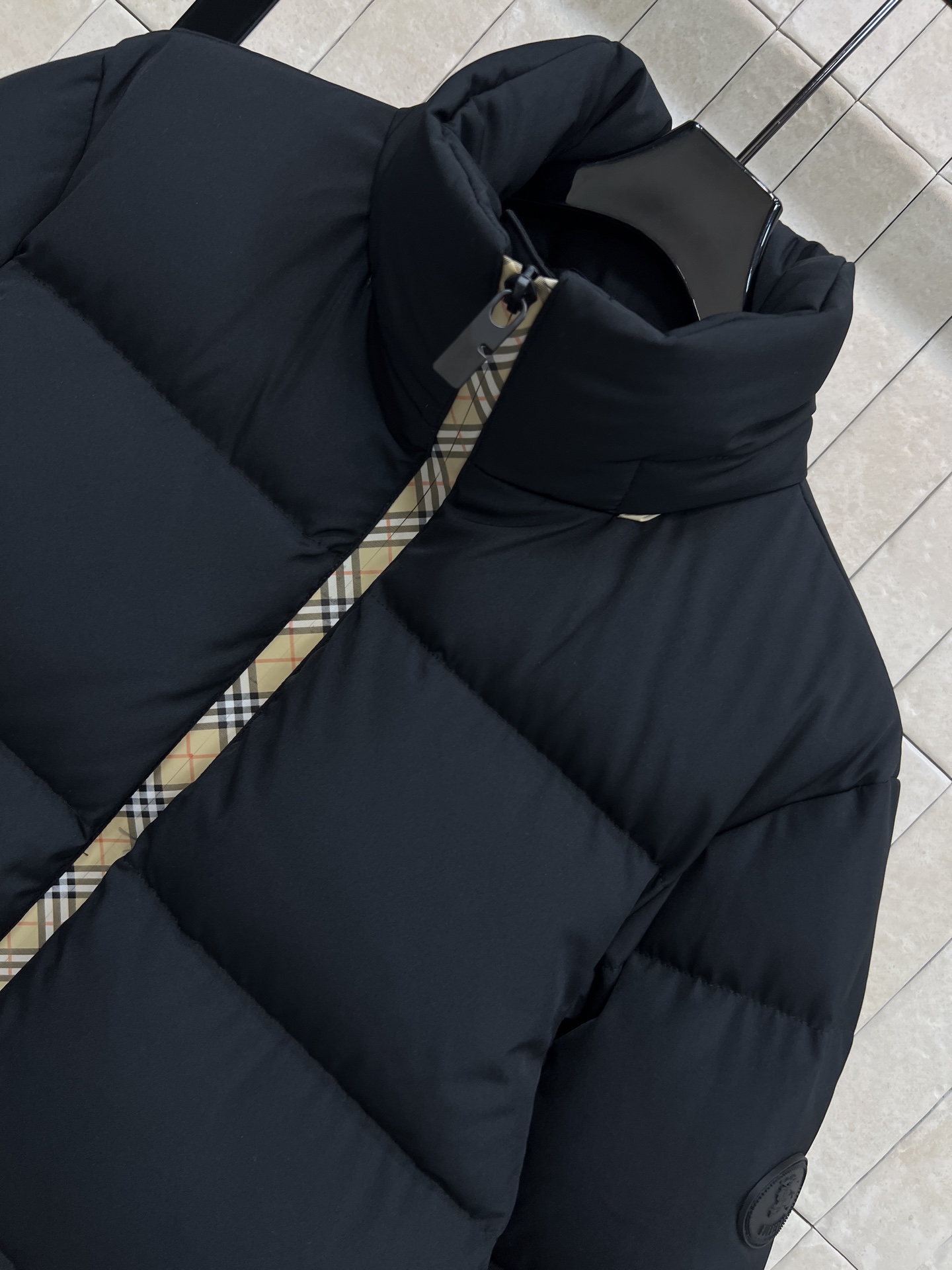 BUR家 25秋冬新款 立领连帽短款羽绒服 可隐藏连帽设计 非常经典又实穿的款 小立领短款夹克版型 上身