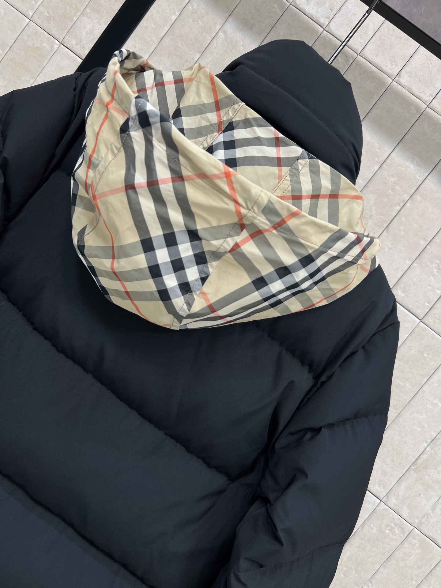 BUR家 25秋冬新款 立领连帽短款羽绒服 可隐藏连帽设计 非常经典又实穿的款 小立领短款夹克版型 上身