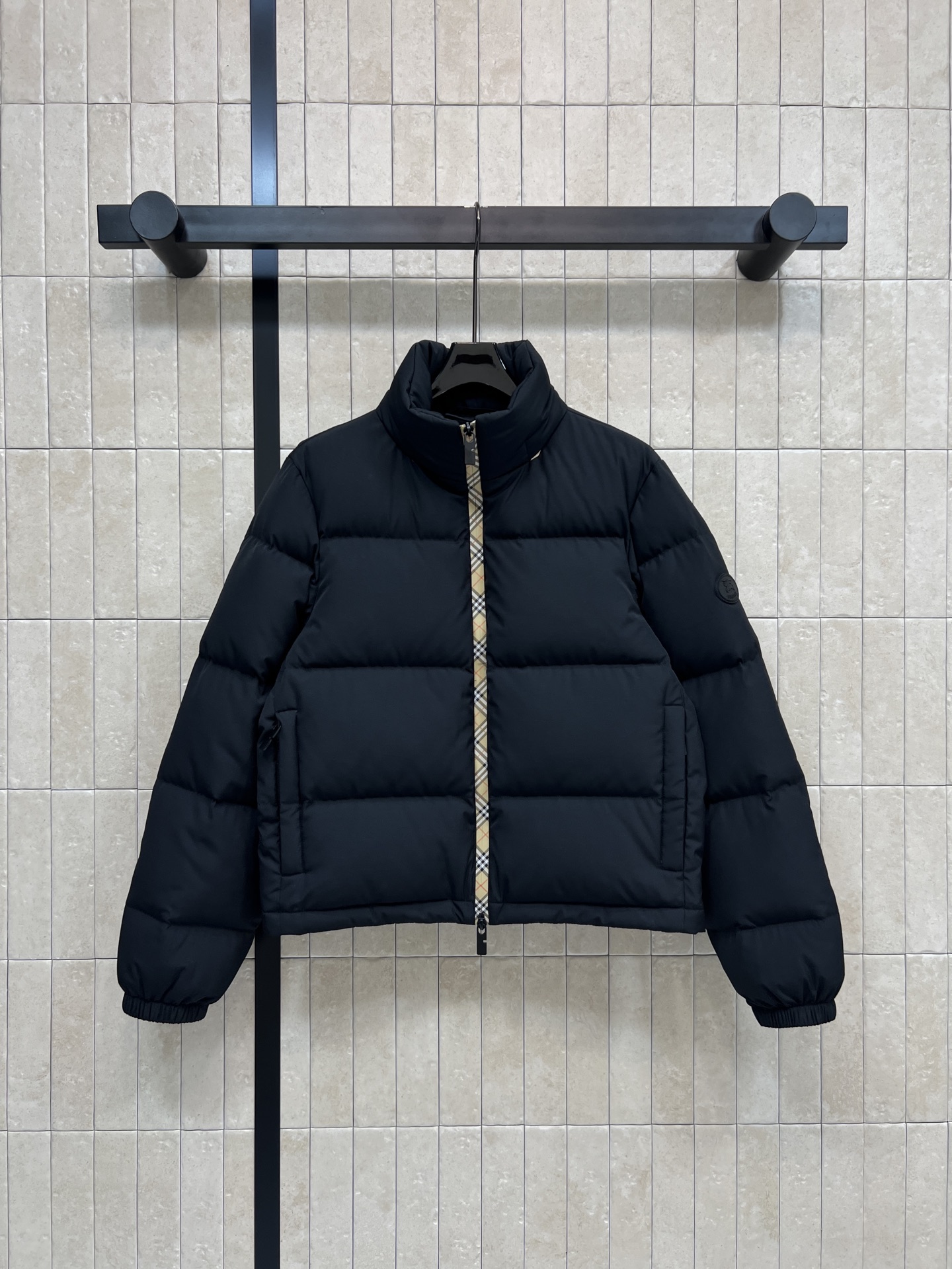 BUR家 25秋冬新款 立领连帽短款羽绒服 可隐藏连帽设计 非常经典又实穿的款 小立领短款夹克版型 上身