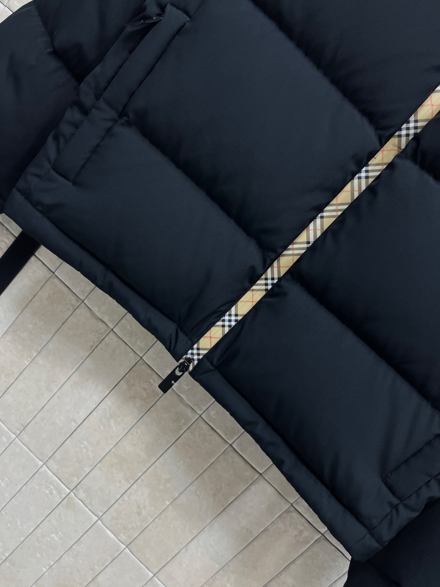 BUR家 25秋冬新款 立领连帽短款羽绒服 可隐藏连帽设计 非常经典又实穿的款 小立领短款夹克版型 上身