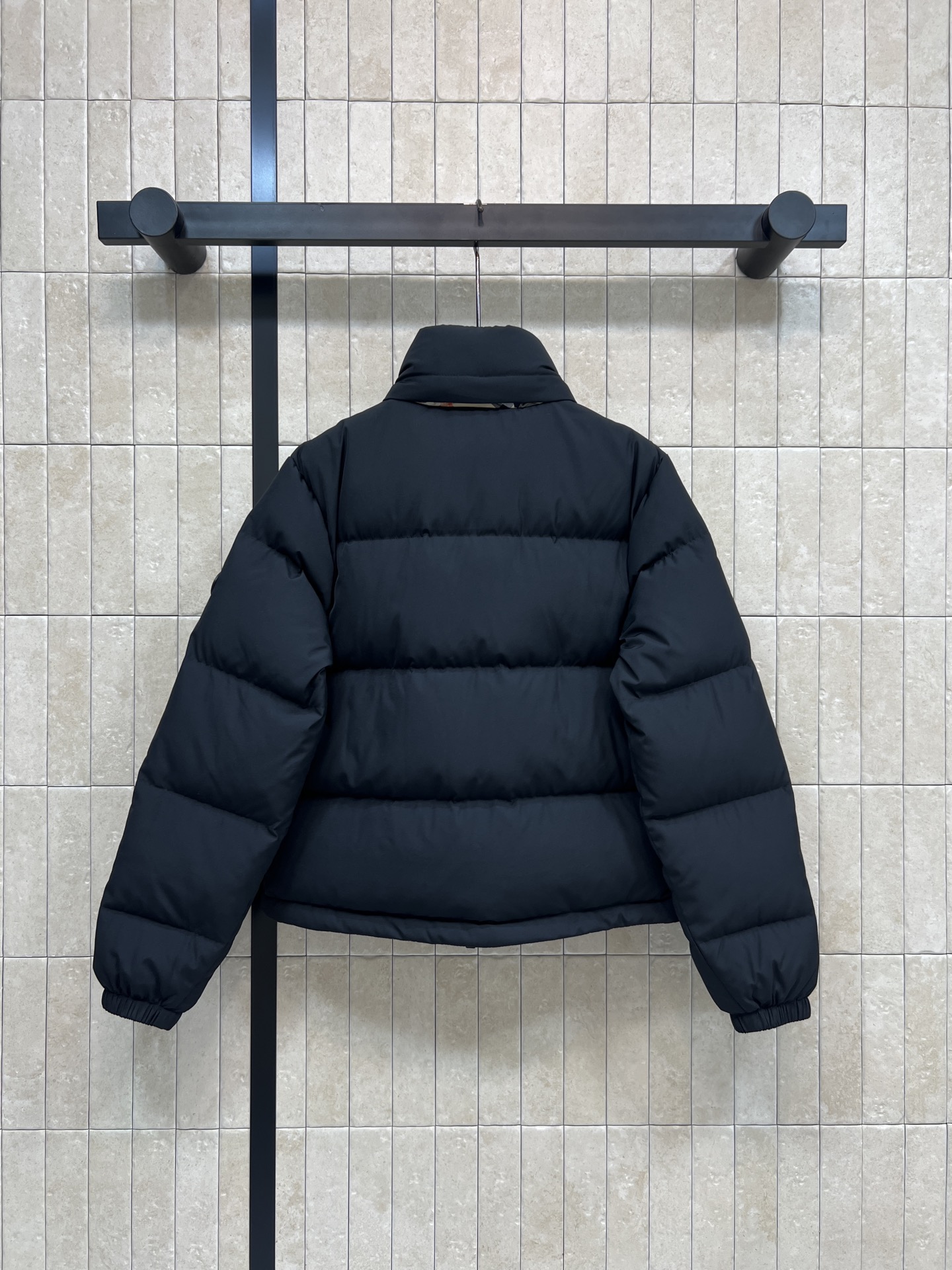 BUR家 25秋冬新款 立领连帽短款羽绒服 可隐藏连帽设计 非常经典又实穿的款 小立领短款夹克版型 上身