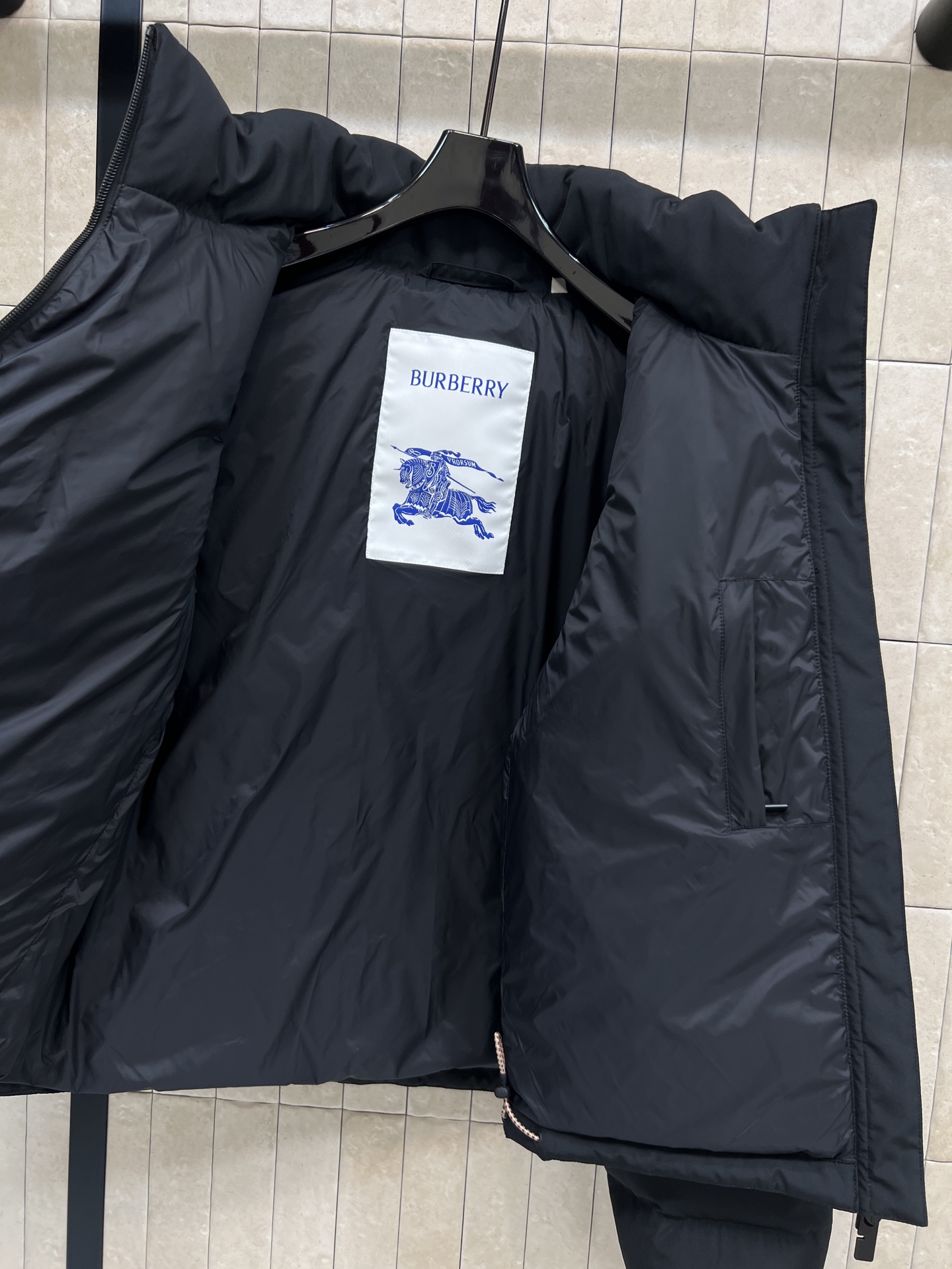 BUR家 25秋冬新款 立领连帽短款羽绒服 可隐藏连帽设计 非常经典又实穿的款 小立领短款夹克版型 上身