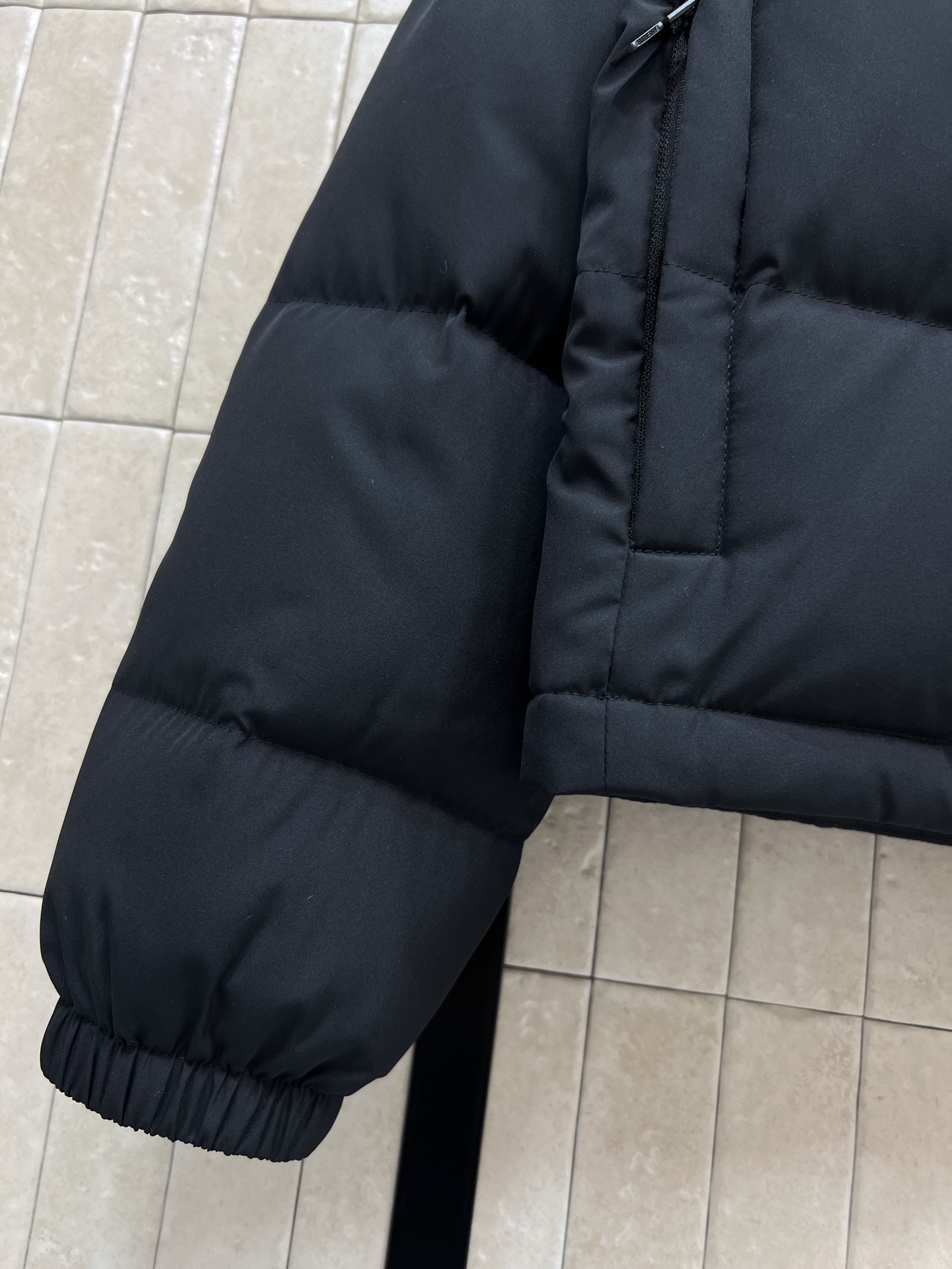 BUR家 25秋冬新款 立领连帽短款羽绒服 可隐藏连帽设计 非常经典又实穿的款 小立领短款夹克版型 上身