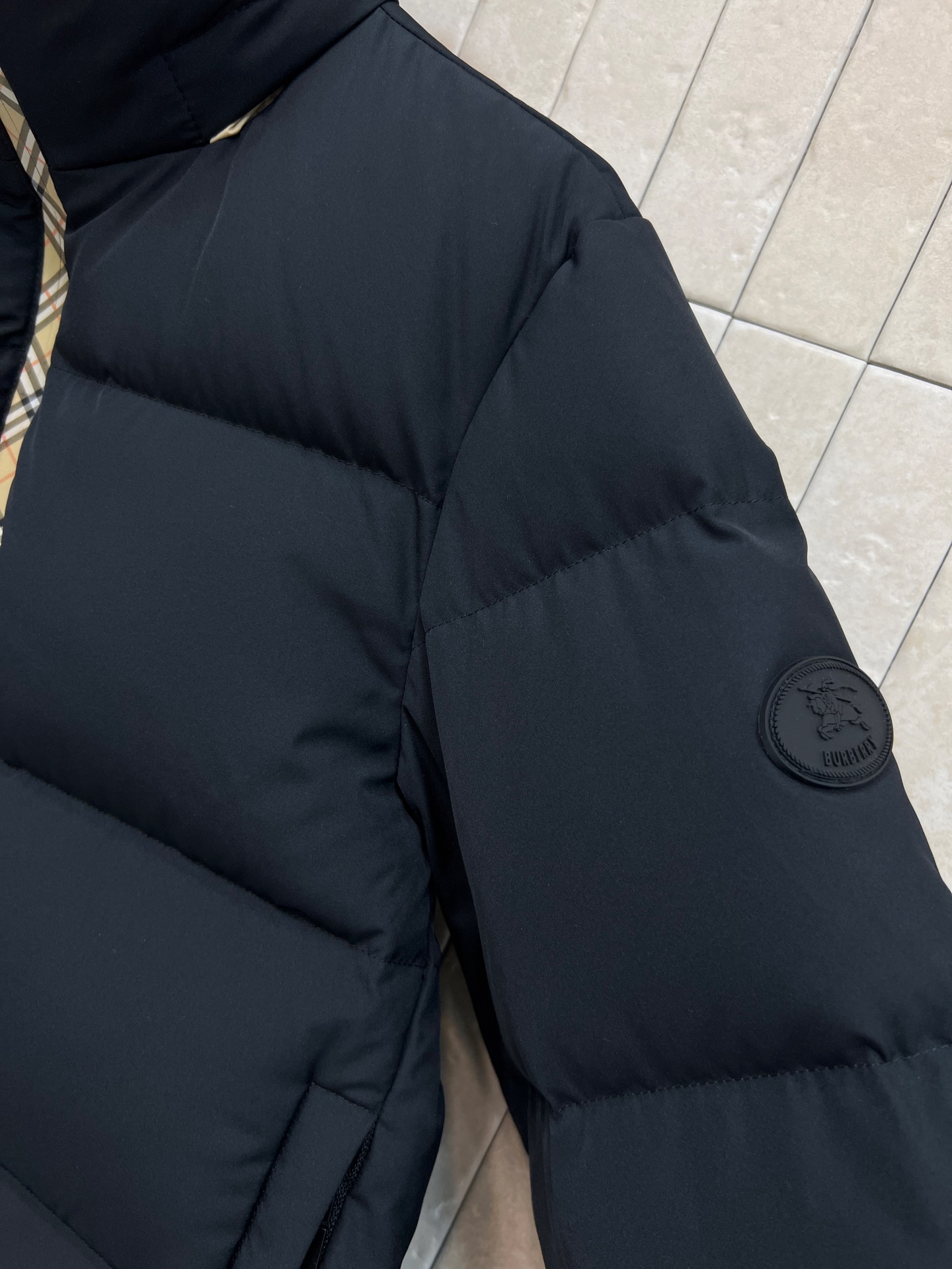 BUR家 25秋冬新款 立领连帽短款羽绒服 可隐藏连帽设计 非常经典又实穿的款 小立领短款夹克版型 上身